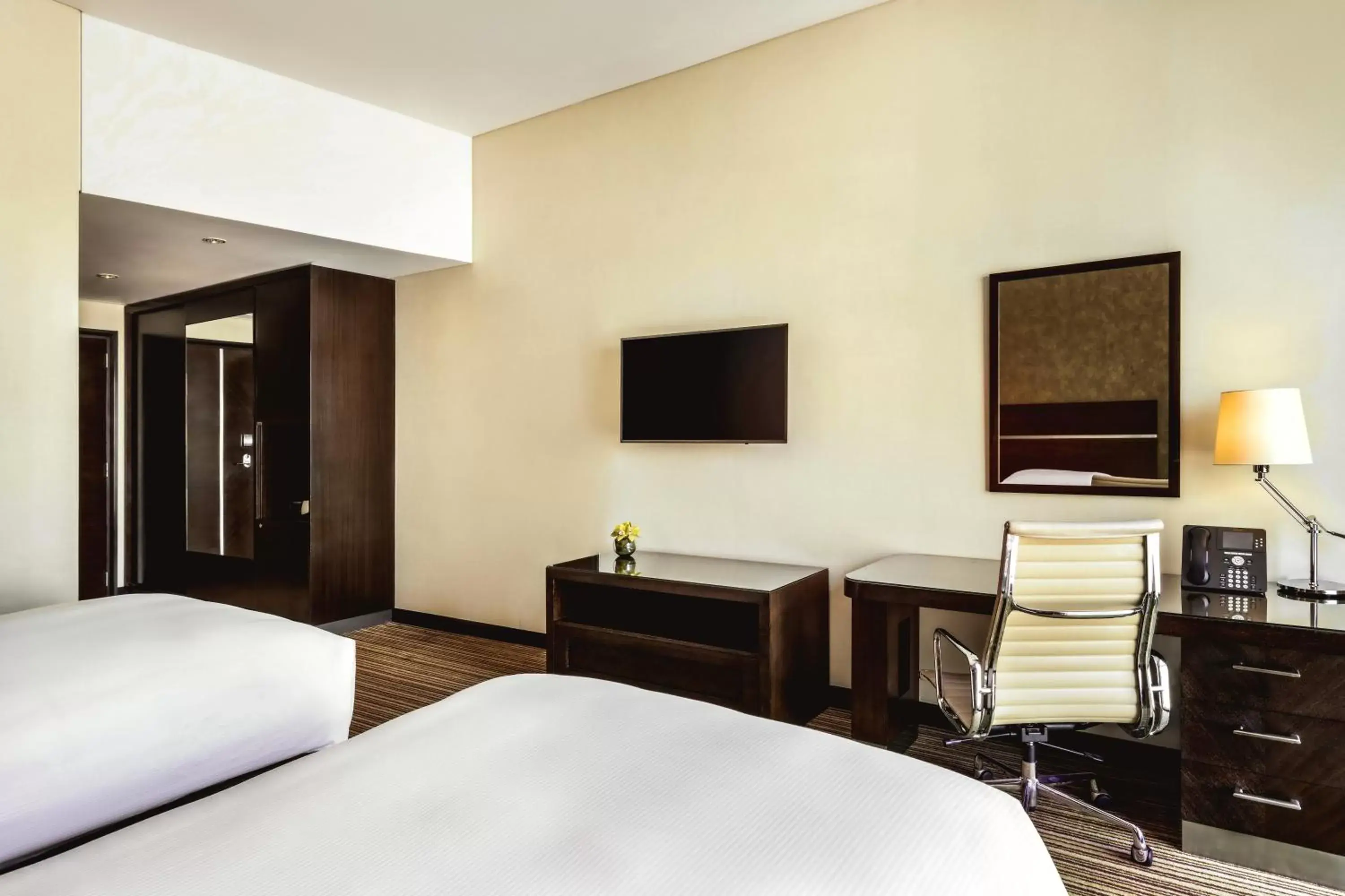 Bed, TV/Entertainment Center in Hyatt Regency Oryx Doha