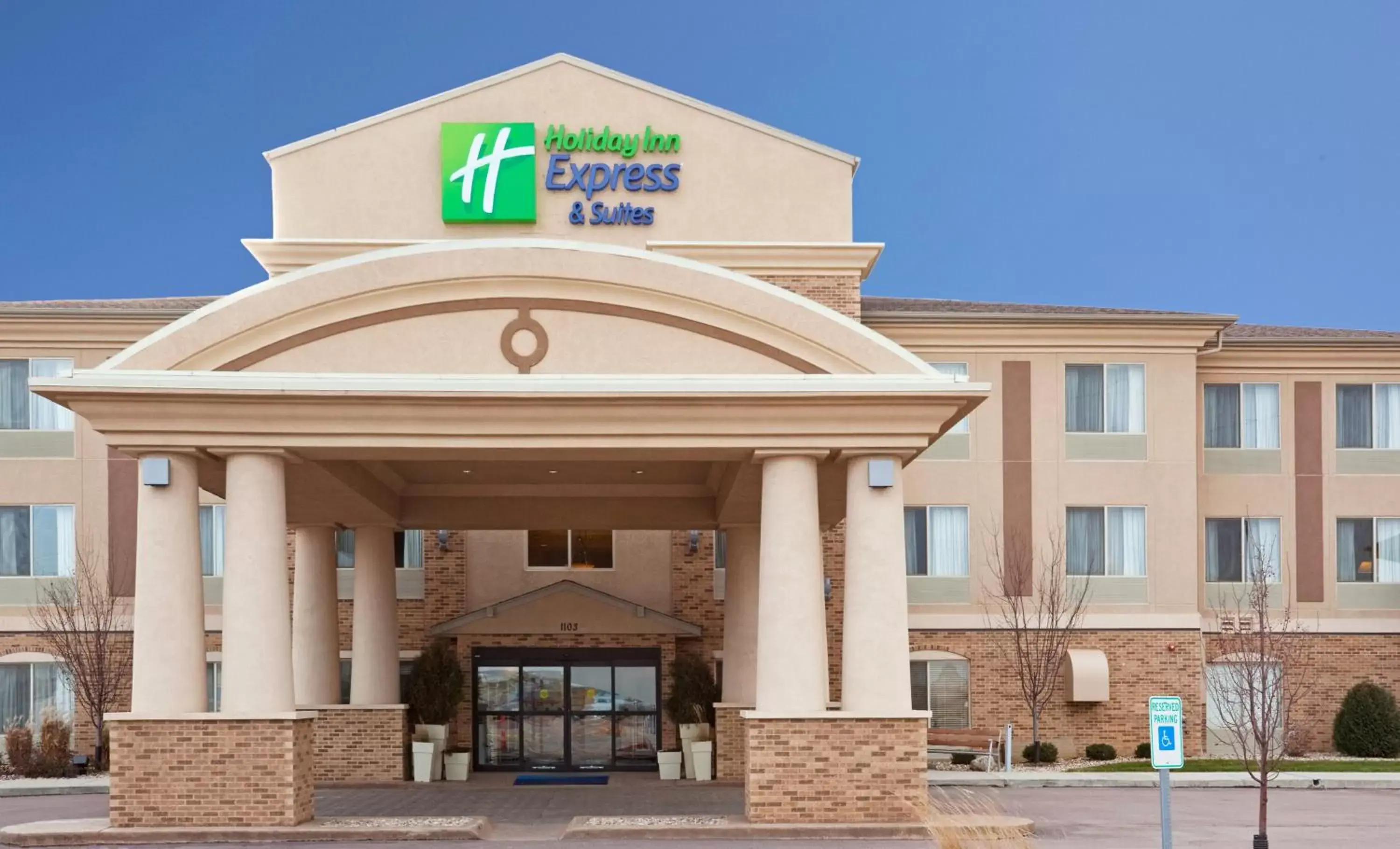 Property Building in Holiday Inn Express Hotel & Suites Sioux Falls-Brandon, an IHG Hotel