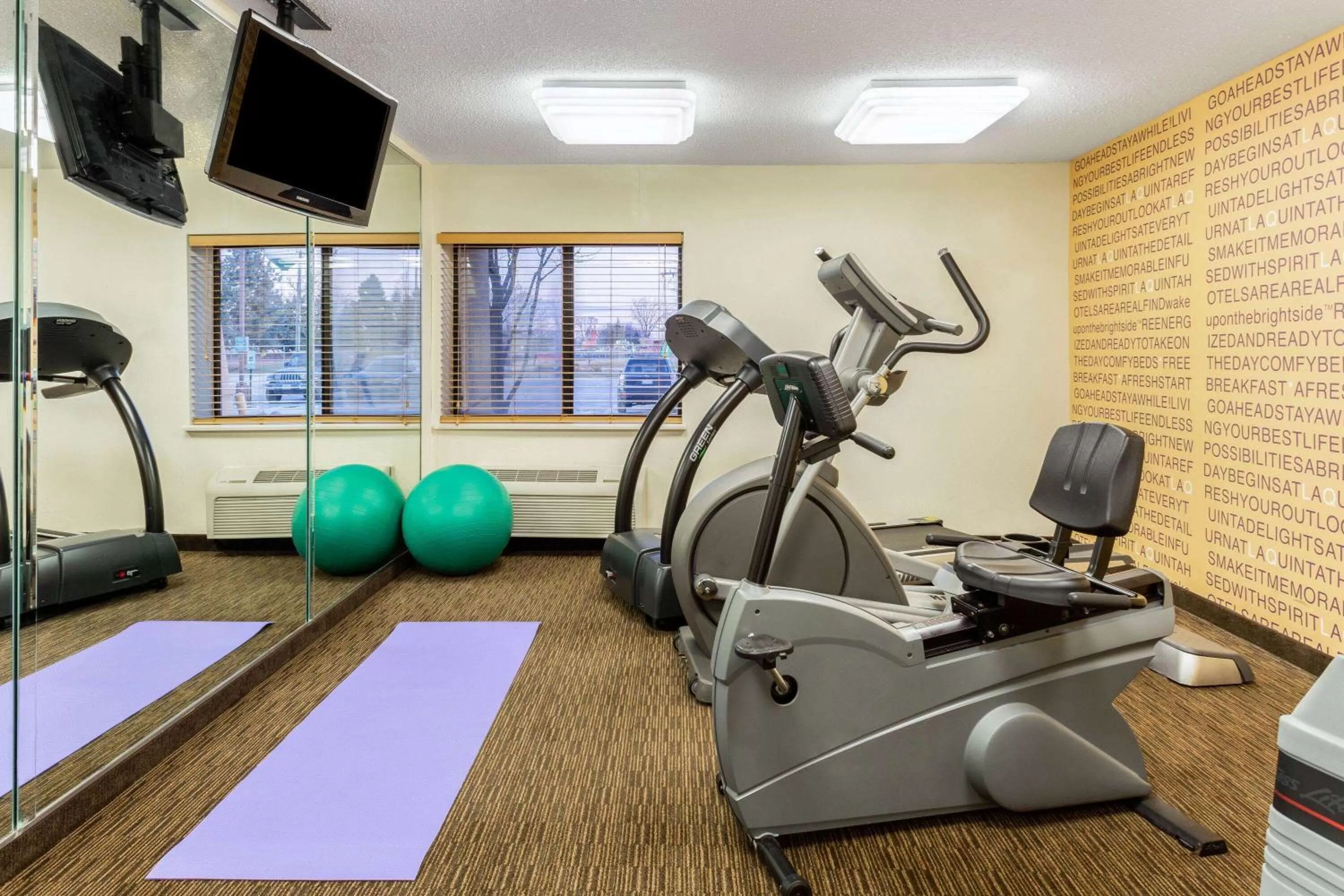 Fitness centre/facilities in La Quinta Inn by Wyndham Chicago Willowbrook