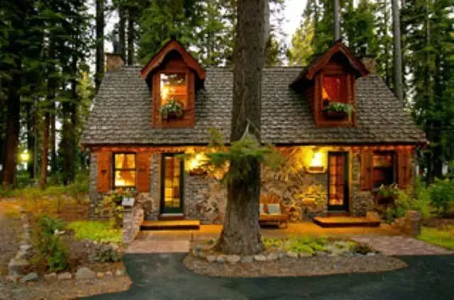 Facade/entrance, Property Building in Cottage Inn At Lake Tahoe