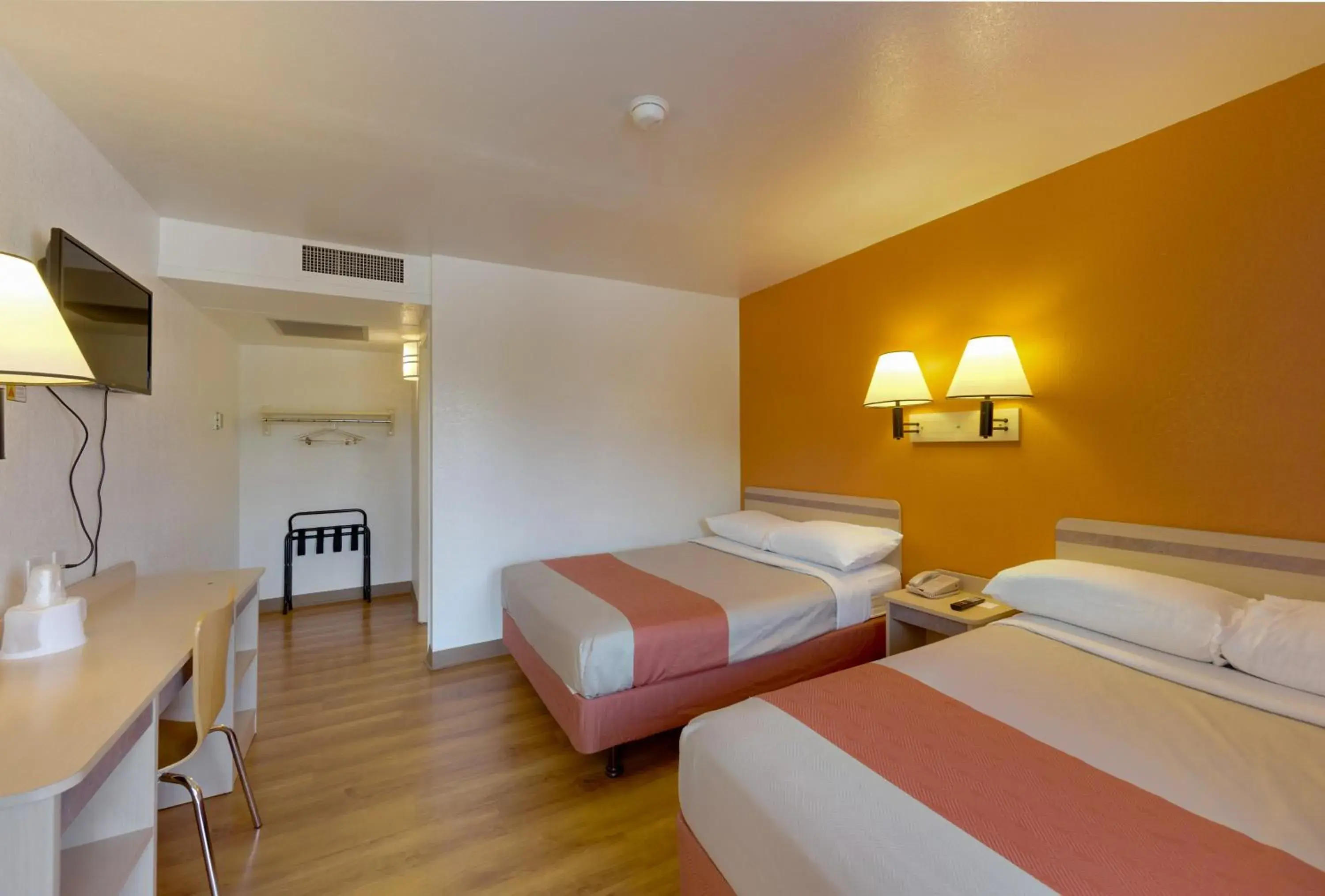 Bedroom, Room Photo in Motel 6 Weed, CA - Mount Shasta