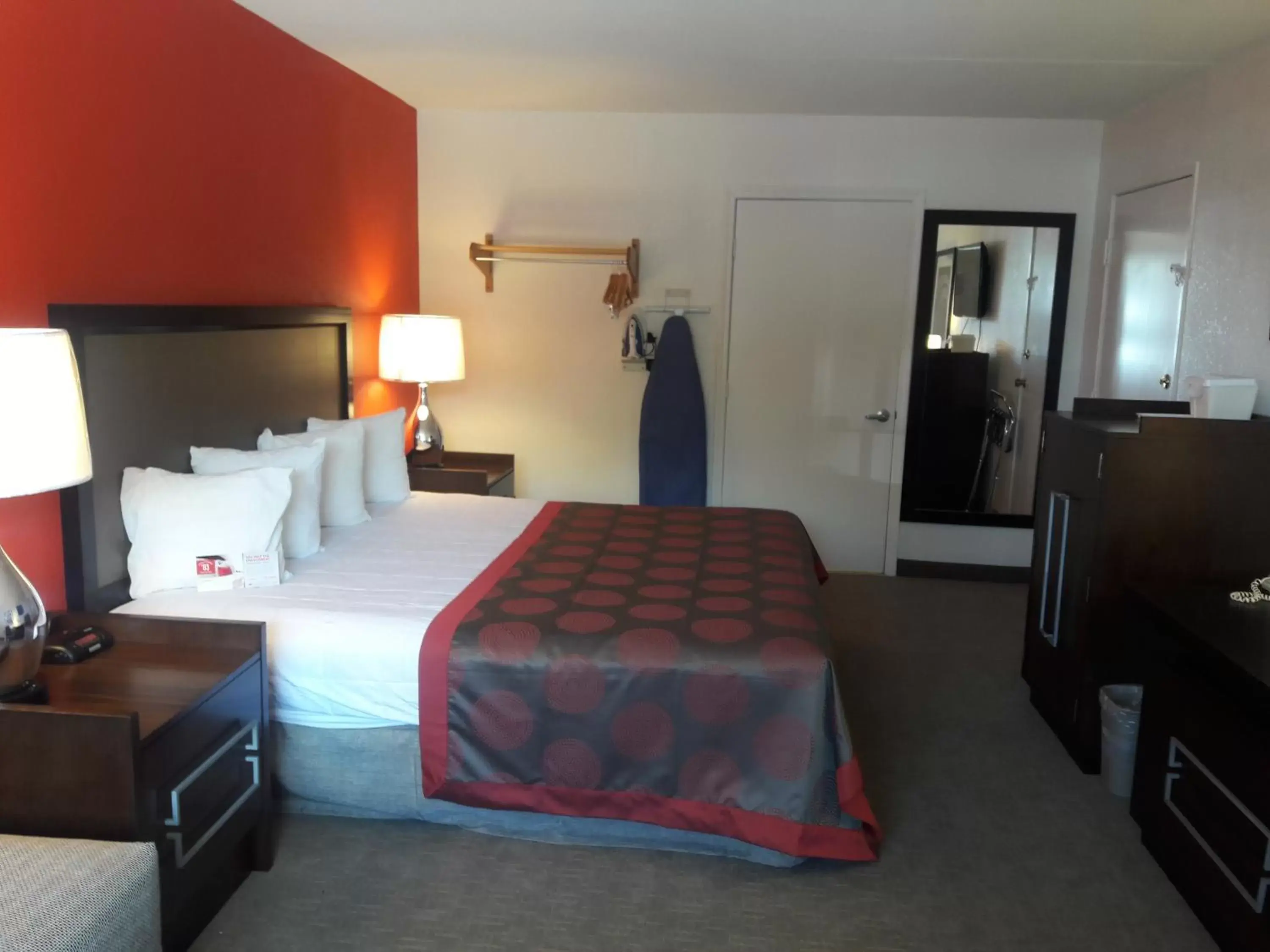 Property building, Bed in Ramada by Wyndham Albuquerque Airport