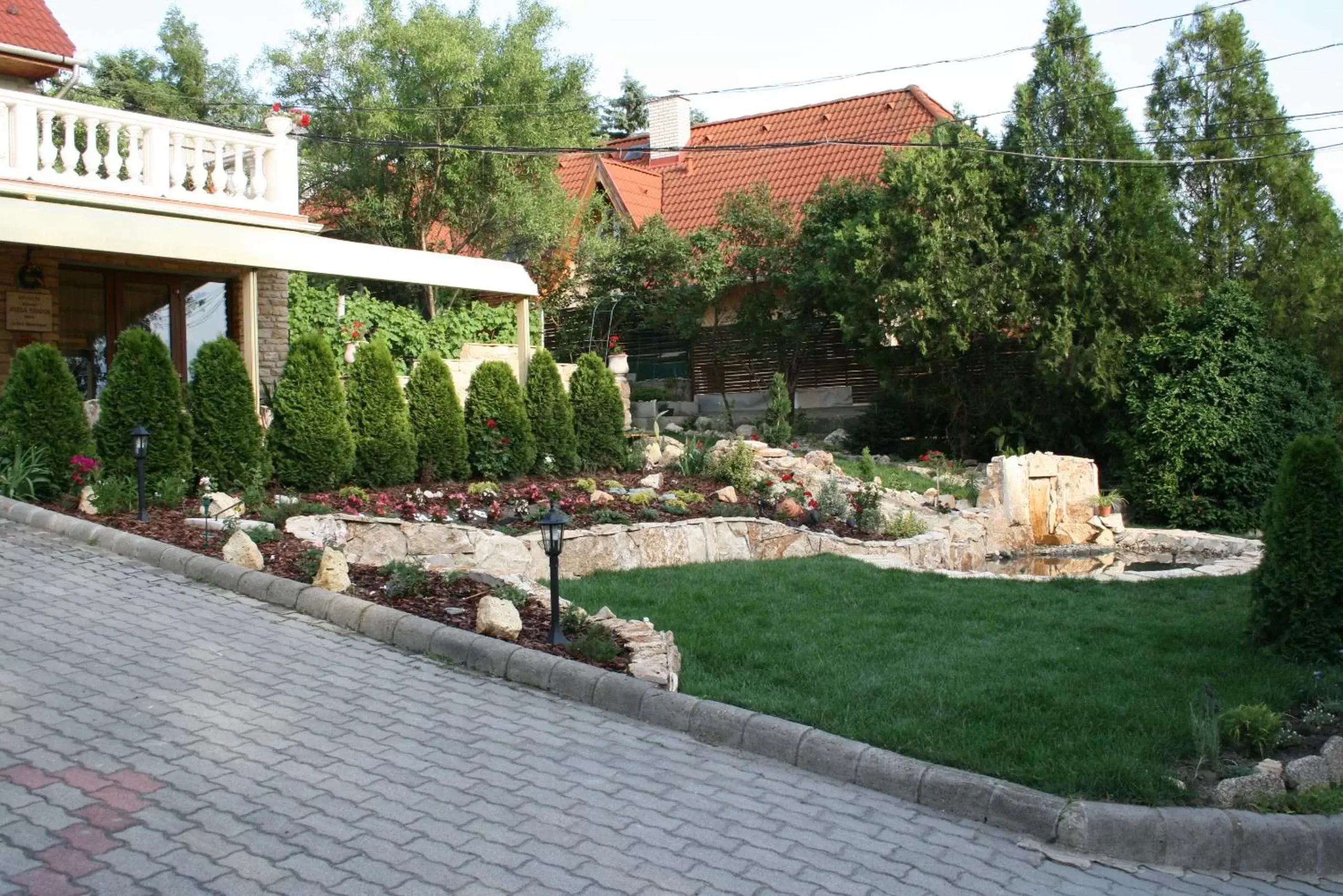 Garden, Property Building in Le Rose Hotel