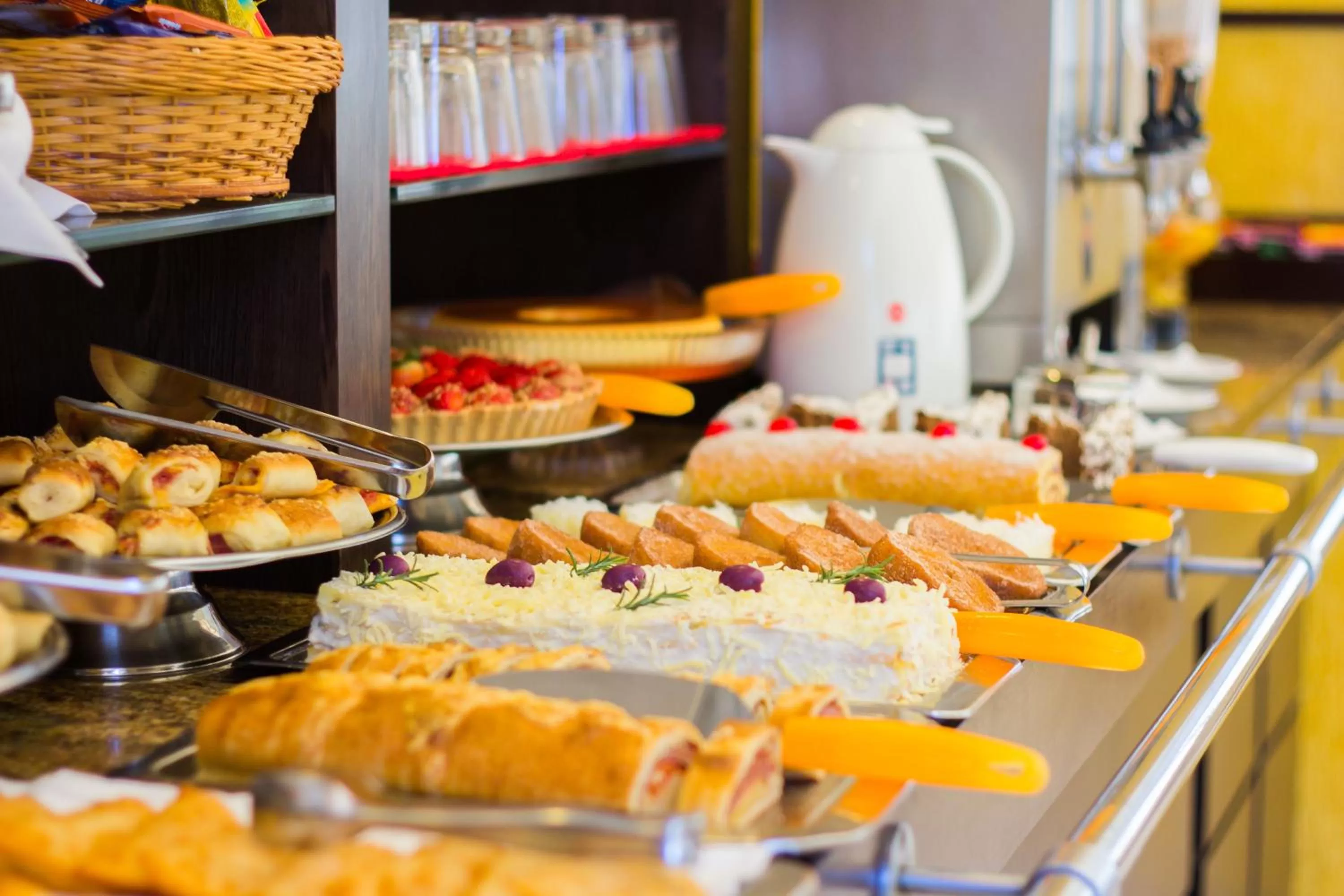 Restaurant/places to eat in L'Opera Hotel