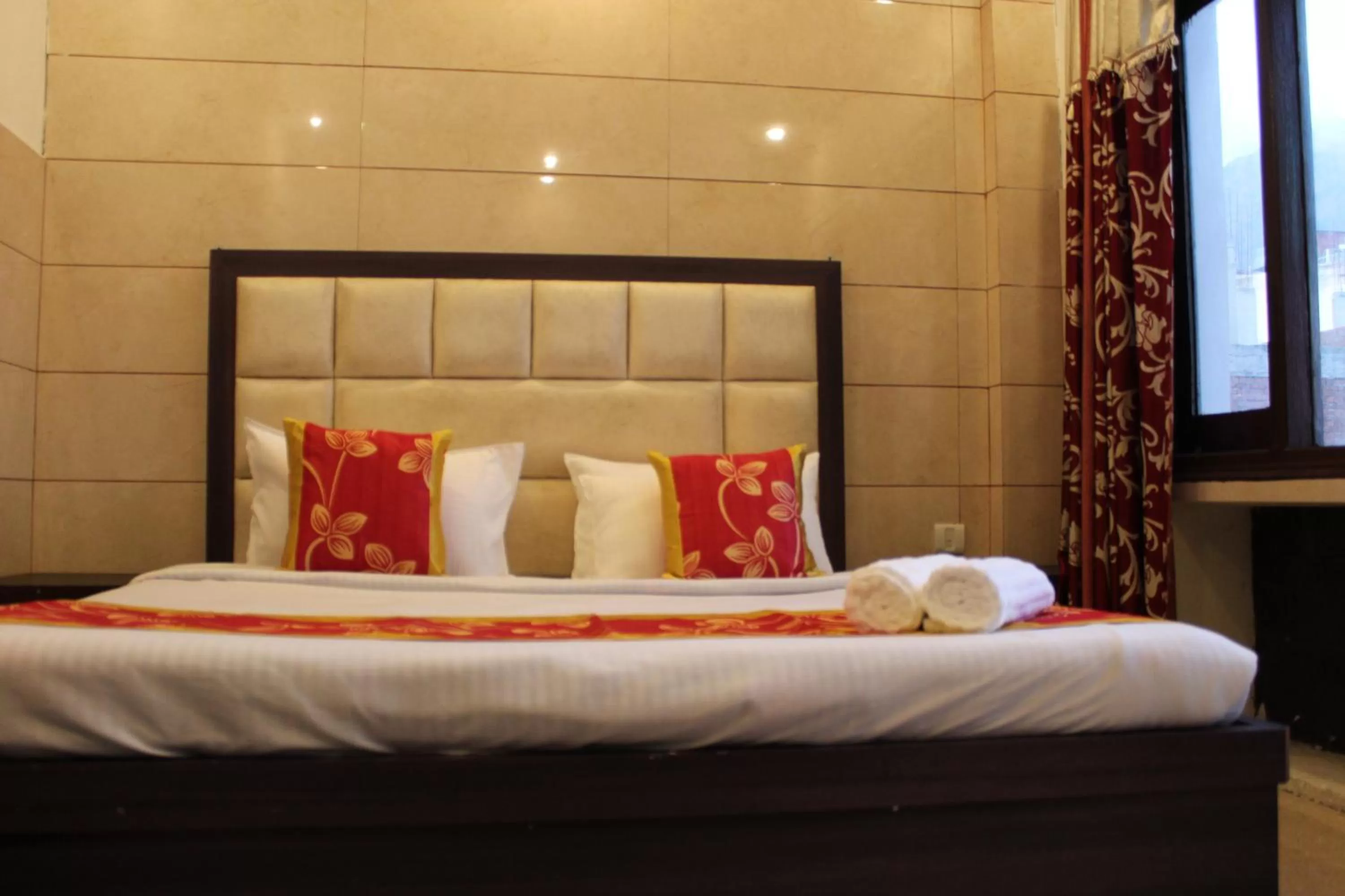 Bed in Trimrooms JMC Katra