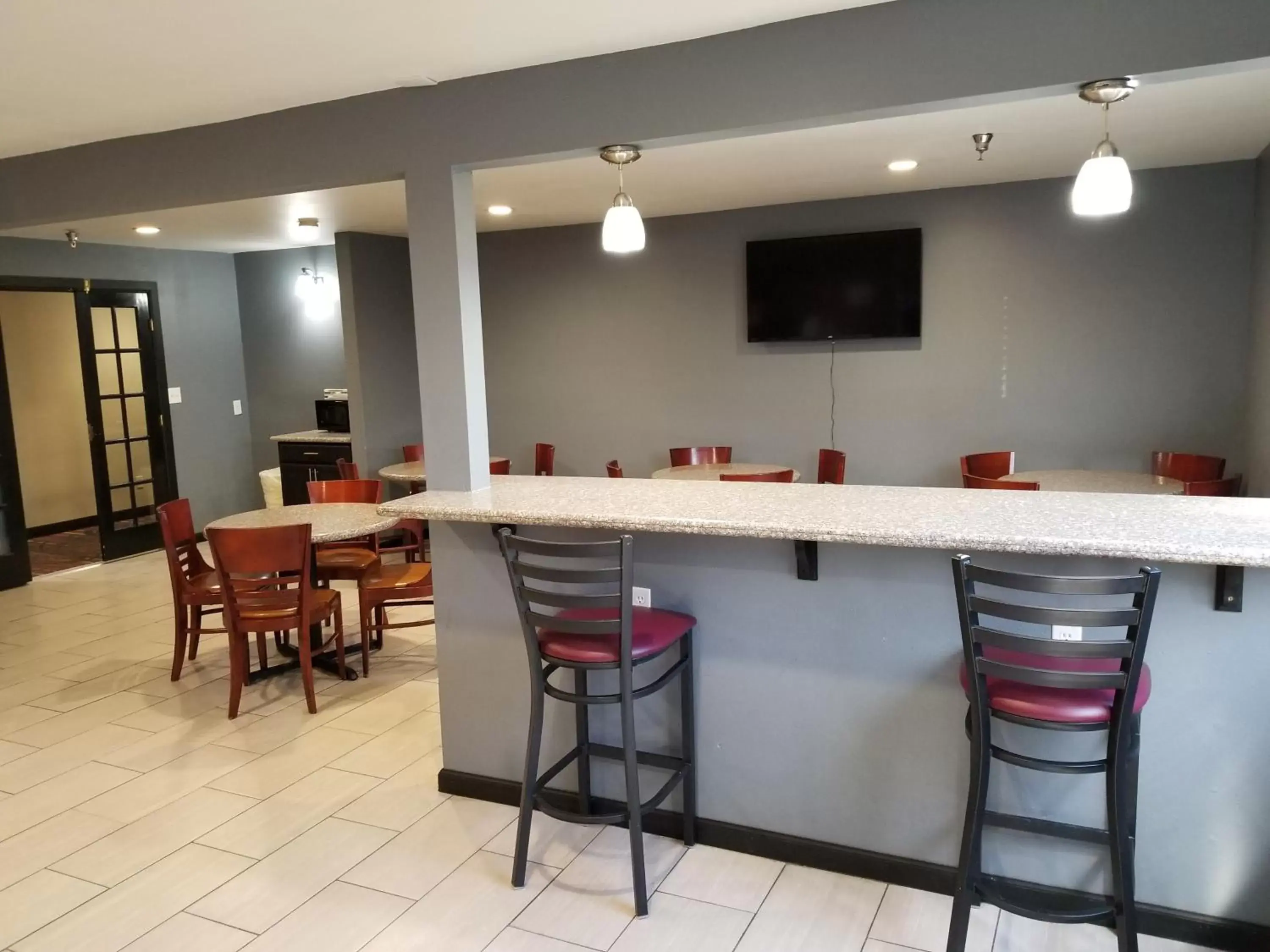 Continental breakfast, Lounge/Bar in Super 8 by Wyndham Fort Collins