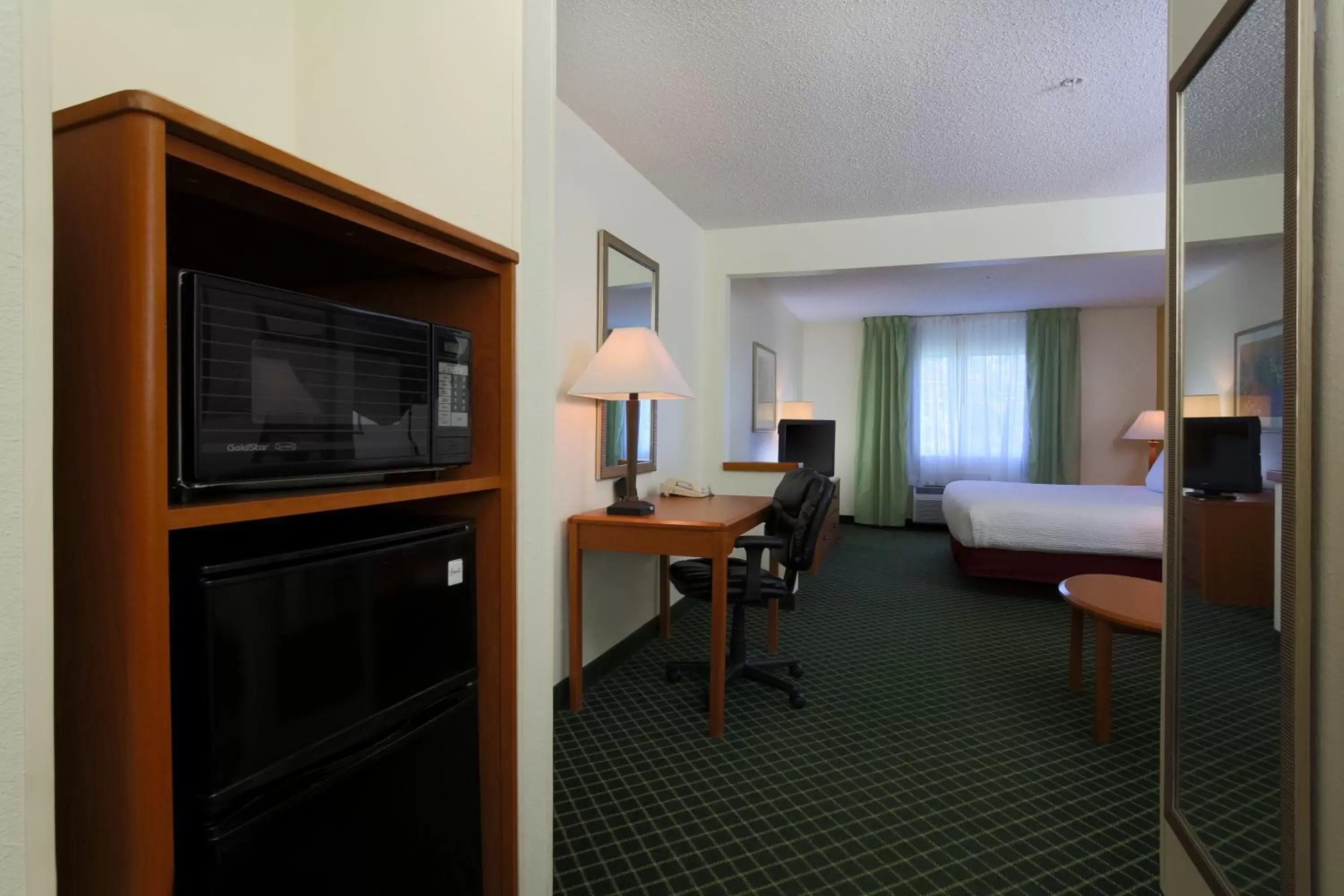 Coffee/tea facilities, TV/Entertainment Center in Comfort Inn & Suites