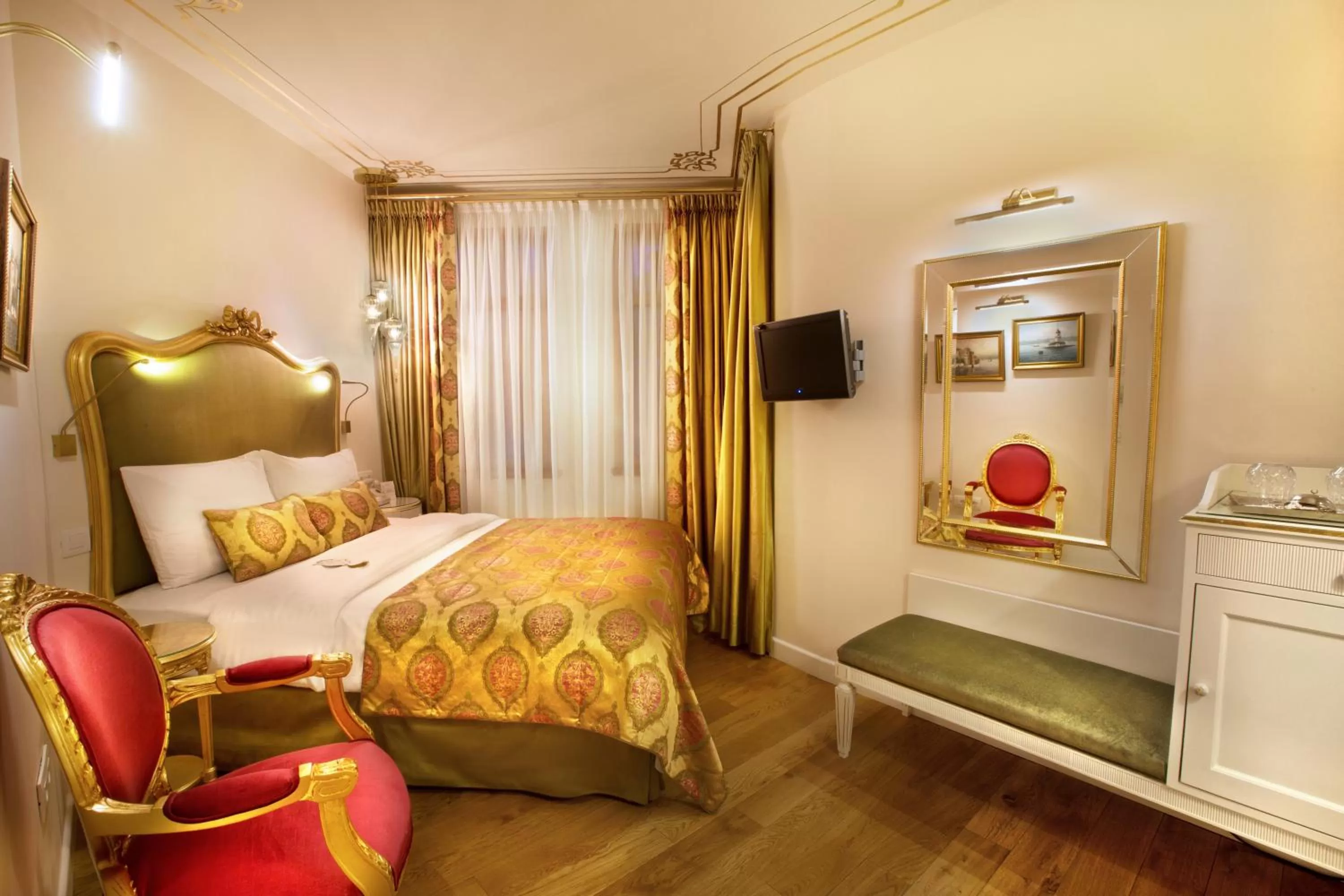 Photo of the whole room, Bed in Valide Sultan Konagi