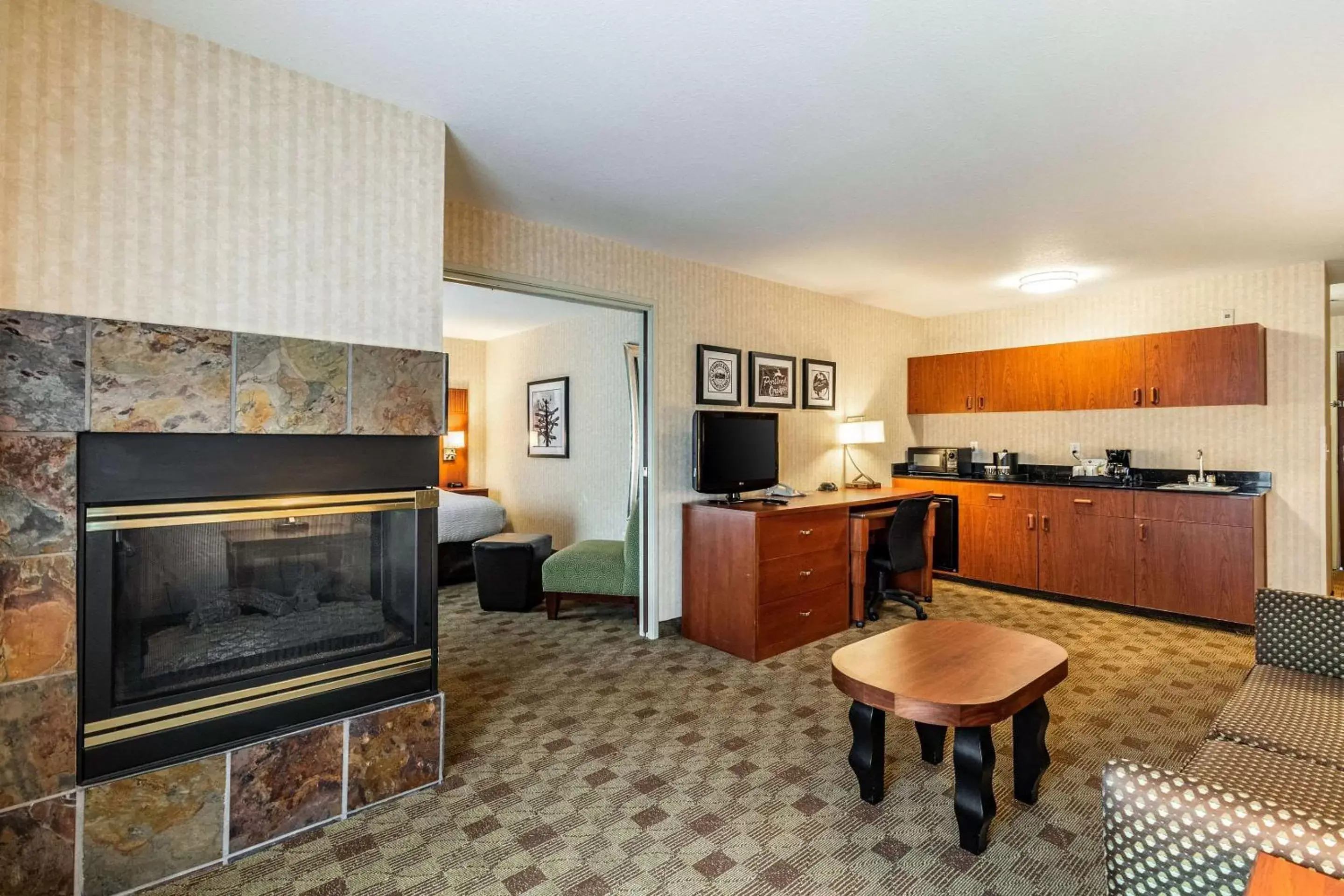 Bedroom, Kitchen/Kitchenette in Clarion Hotel Portland International Airport