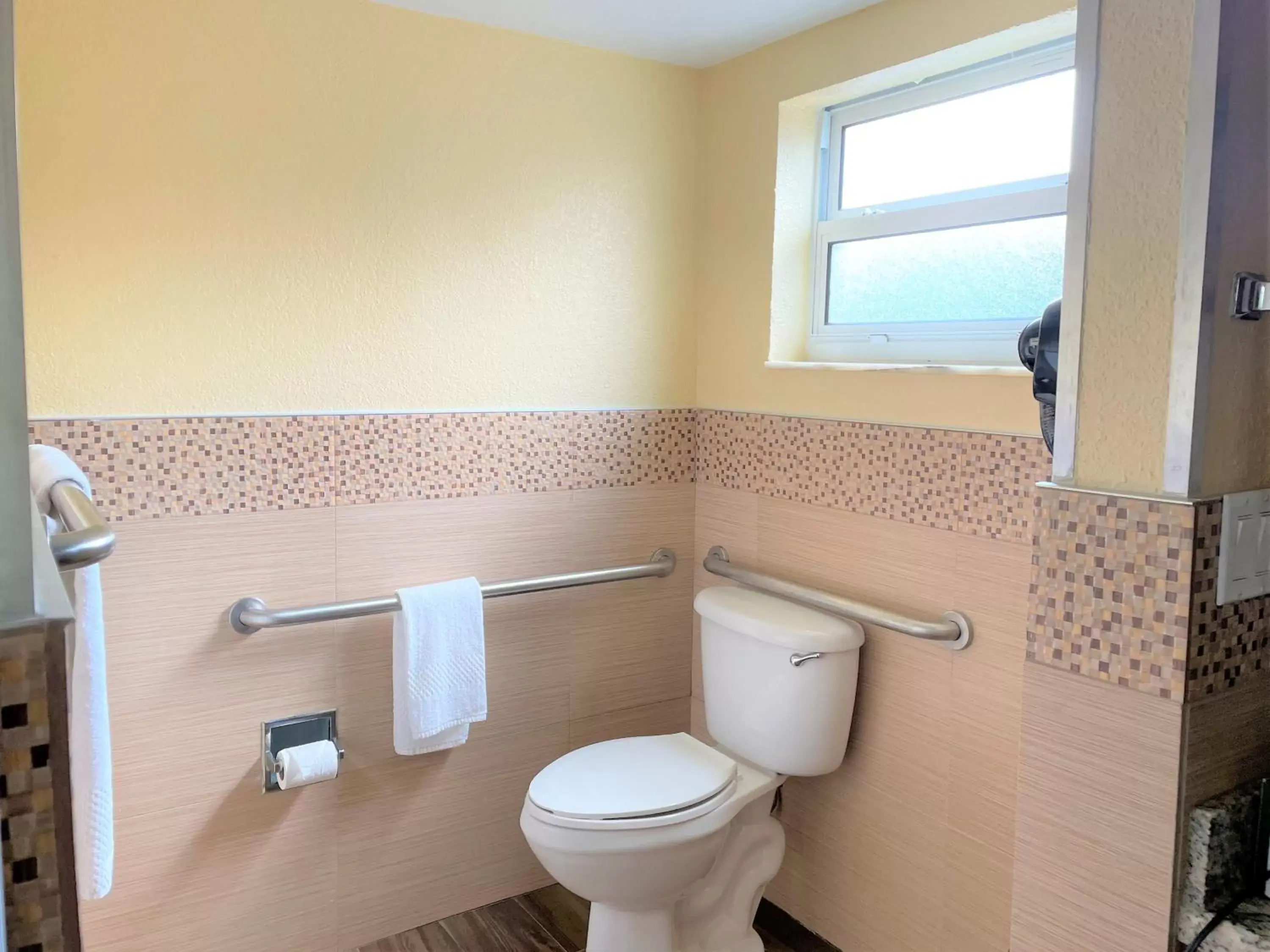 Bathroom in Quality Inn & Suites Airport - Cruise Port Hollywood