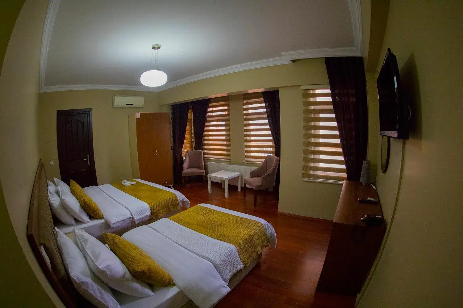 Photo of the whole room, Bed in Ramparts Hotel