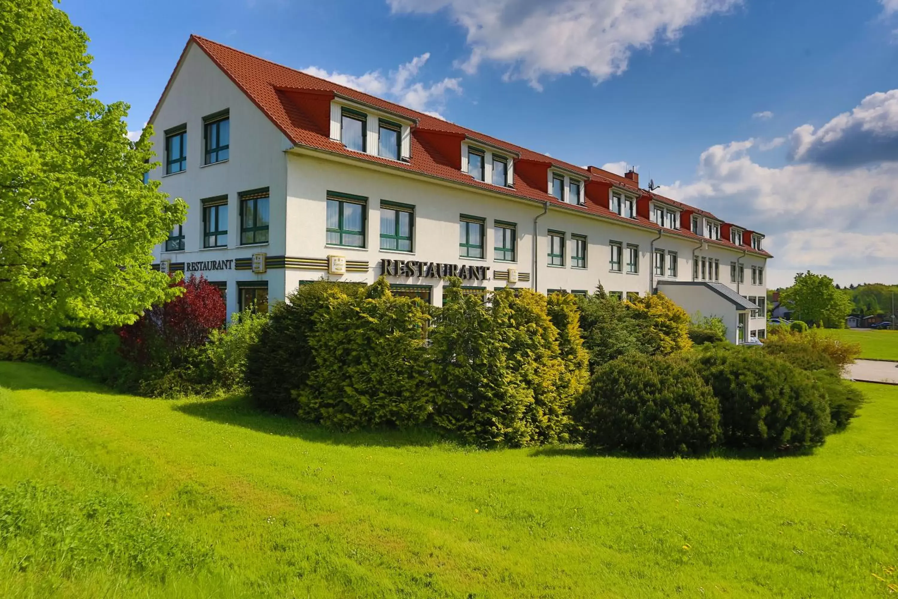 Facade/entrance, Property Building in Hotel Sportwelt Radeberg