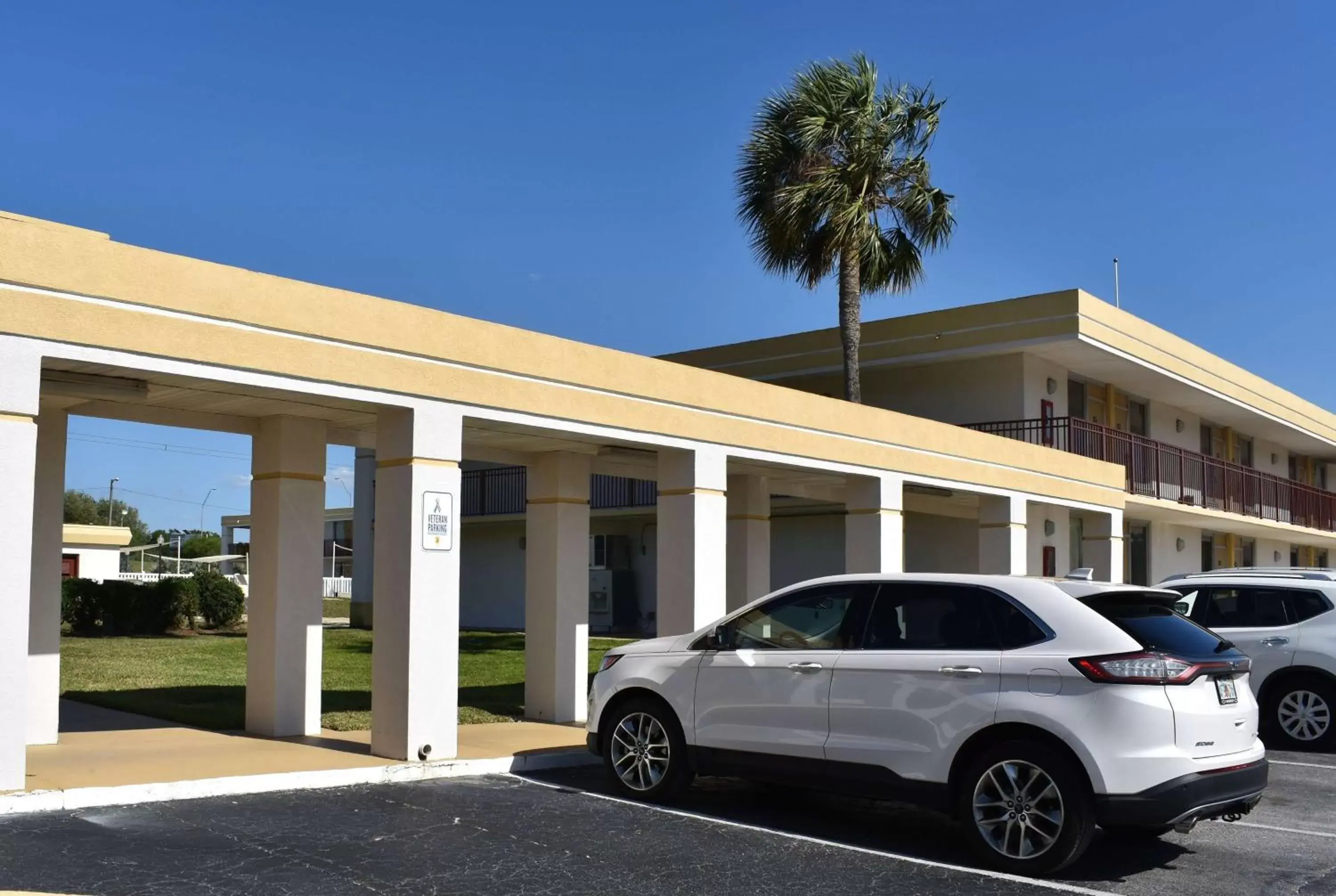 Property building in Super 8 by Wyndham Ocala I-75 Property building in Super 8 by Wyndham Ocala I-75