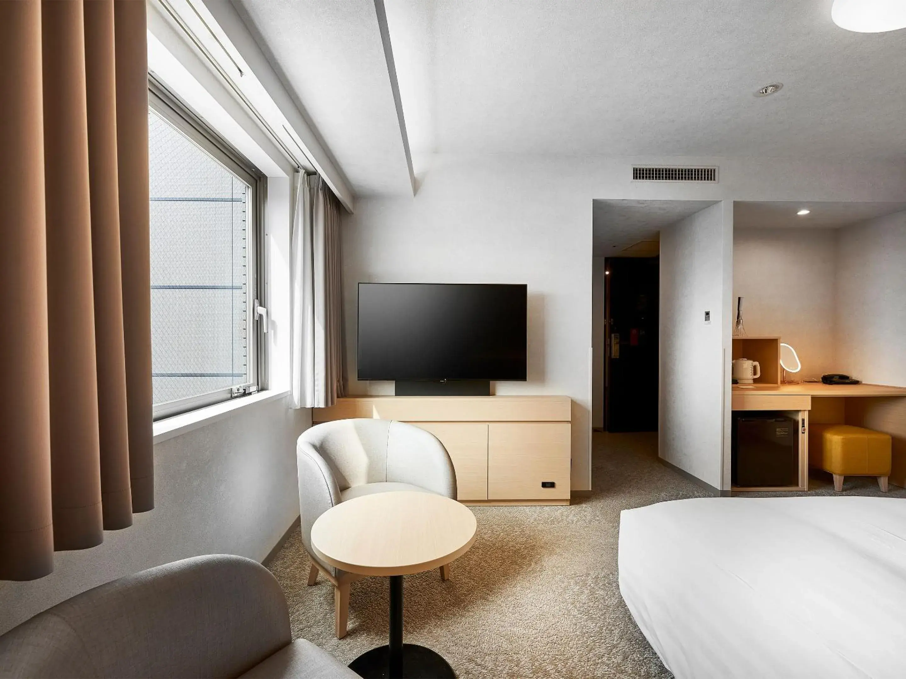 Photo of the whole room, TV/Entertainment Center in Daiwa Roynet Hotel Kawasaki
