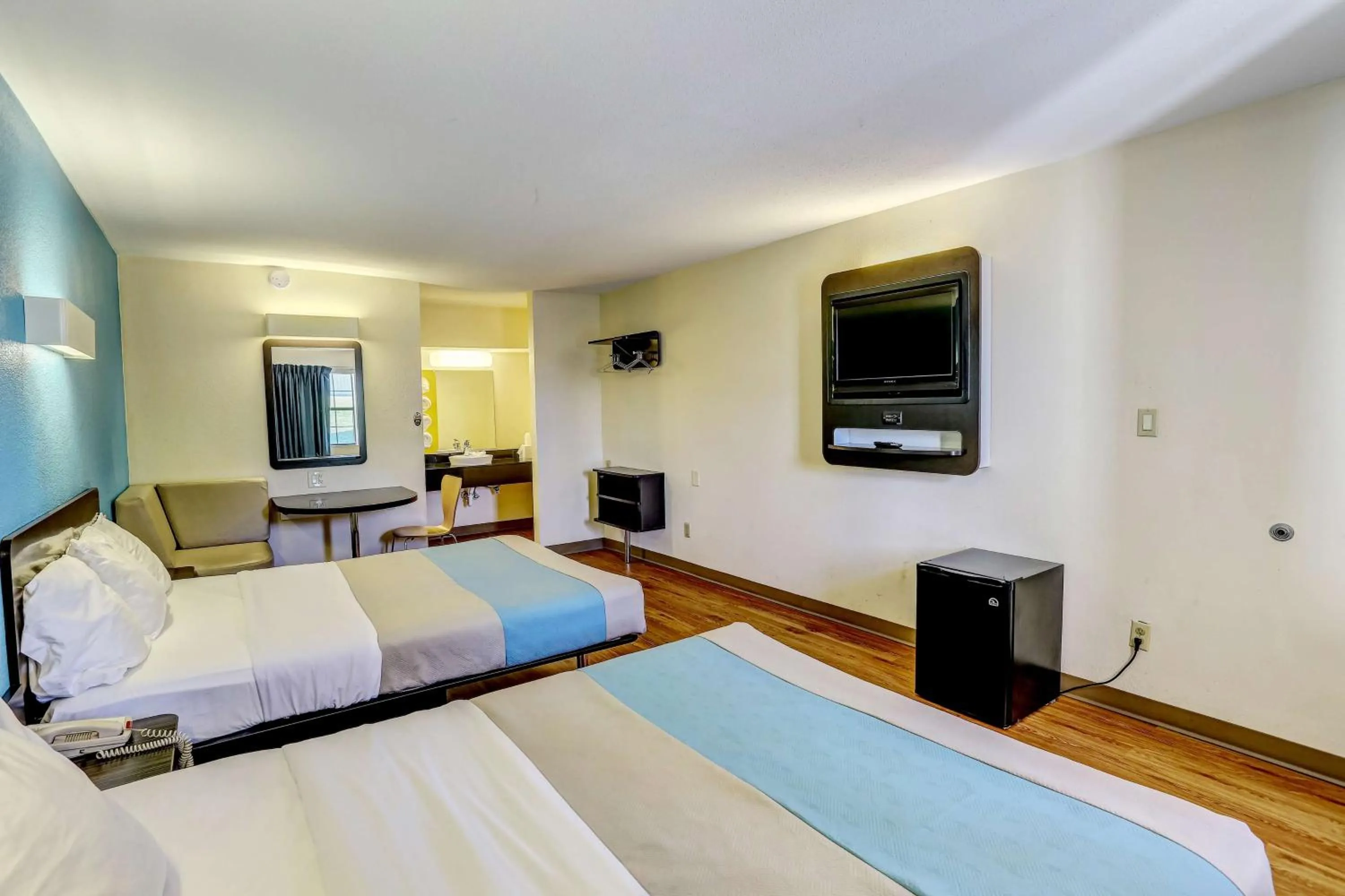 Photo of the whole room, Bed in Motel 6-Dickson, TN