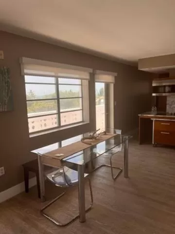 Dining area in Suites at The Strand on Ocean Drive