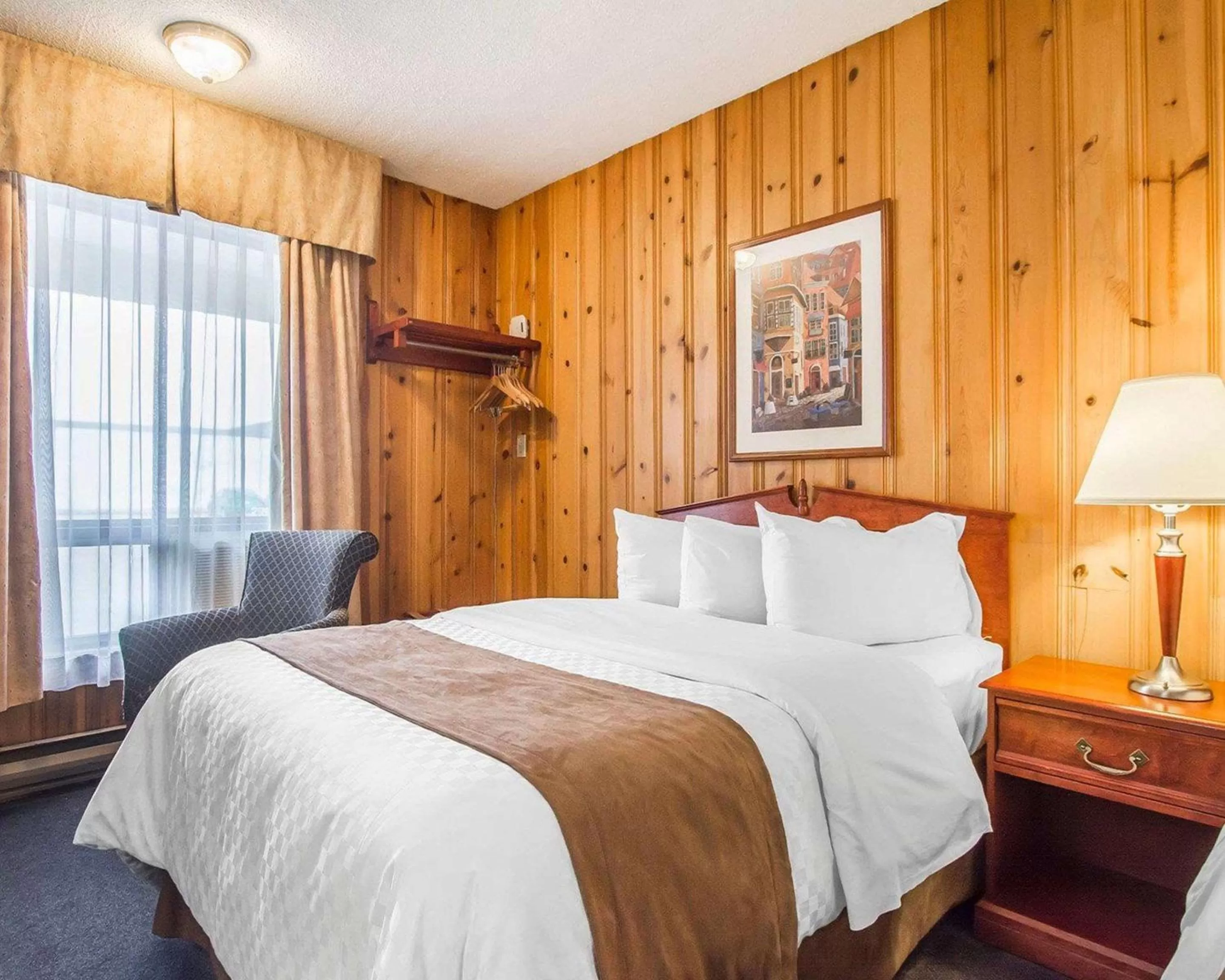 Photo of the whole room, Bed in Econo Lodge Forestville