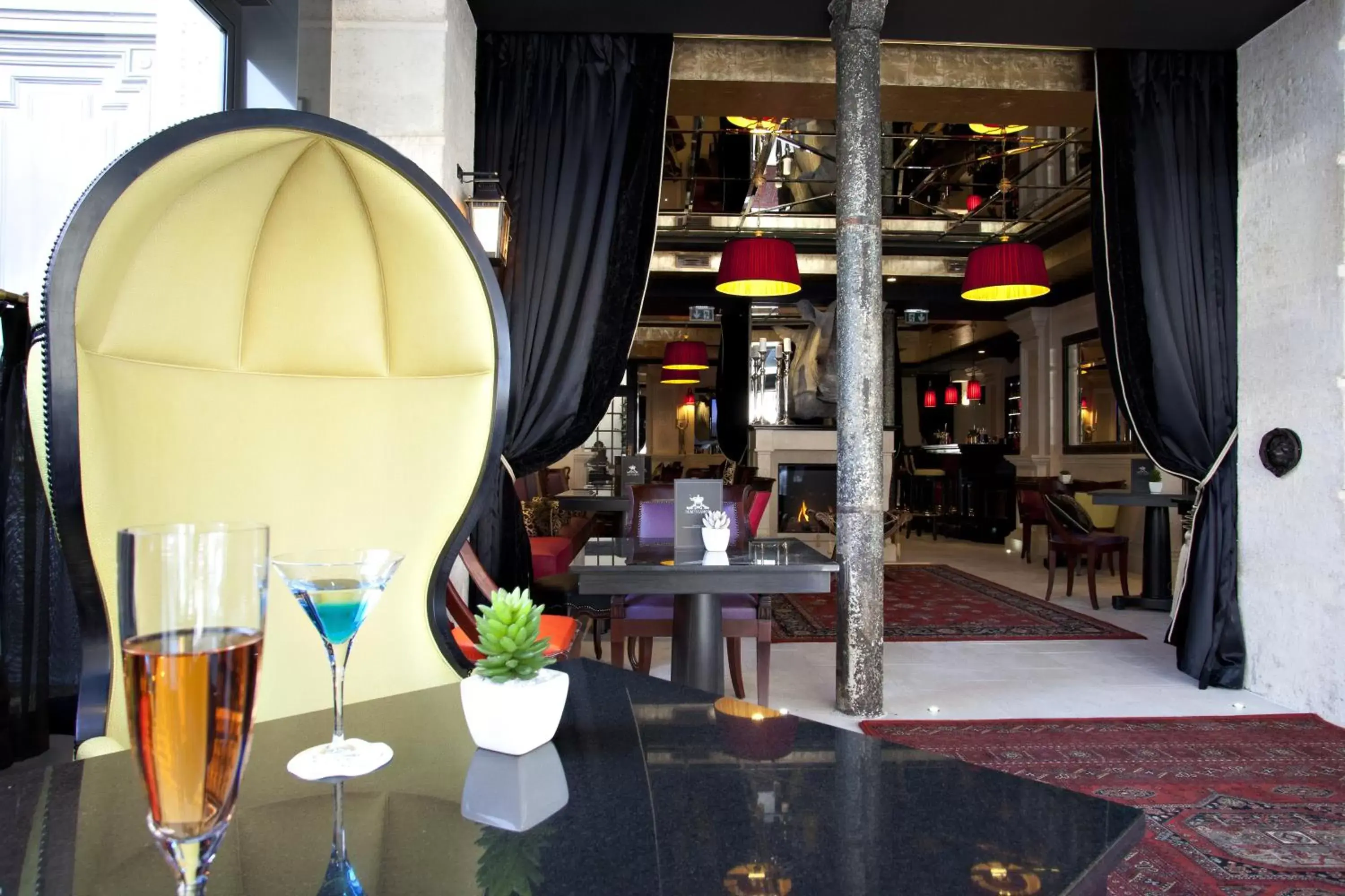Lounge or bar in Maison Albar Hotels Le Champs-Elysées
