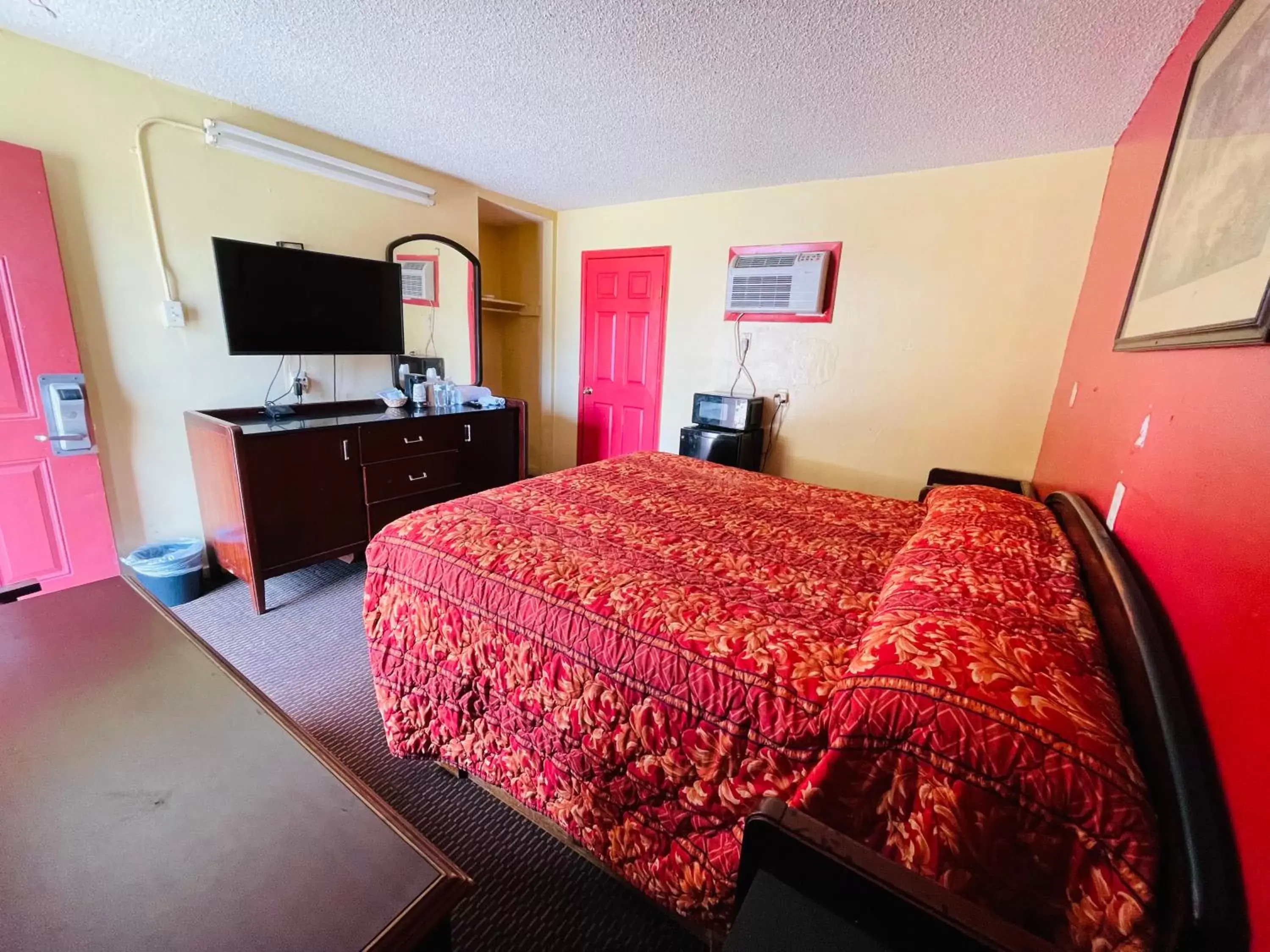 Bedroom, Bed in Royal Palms Motel