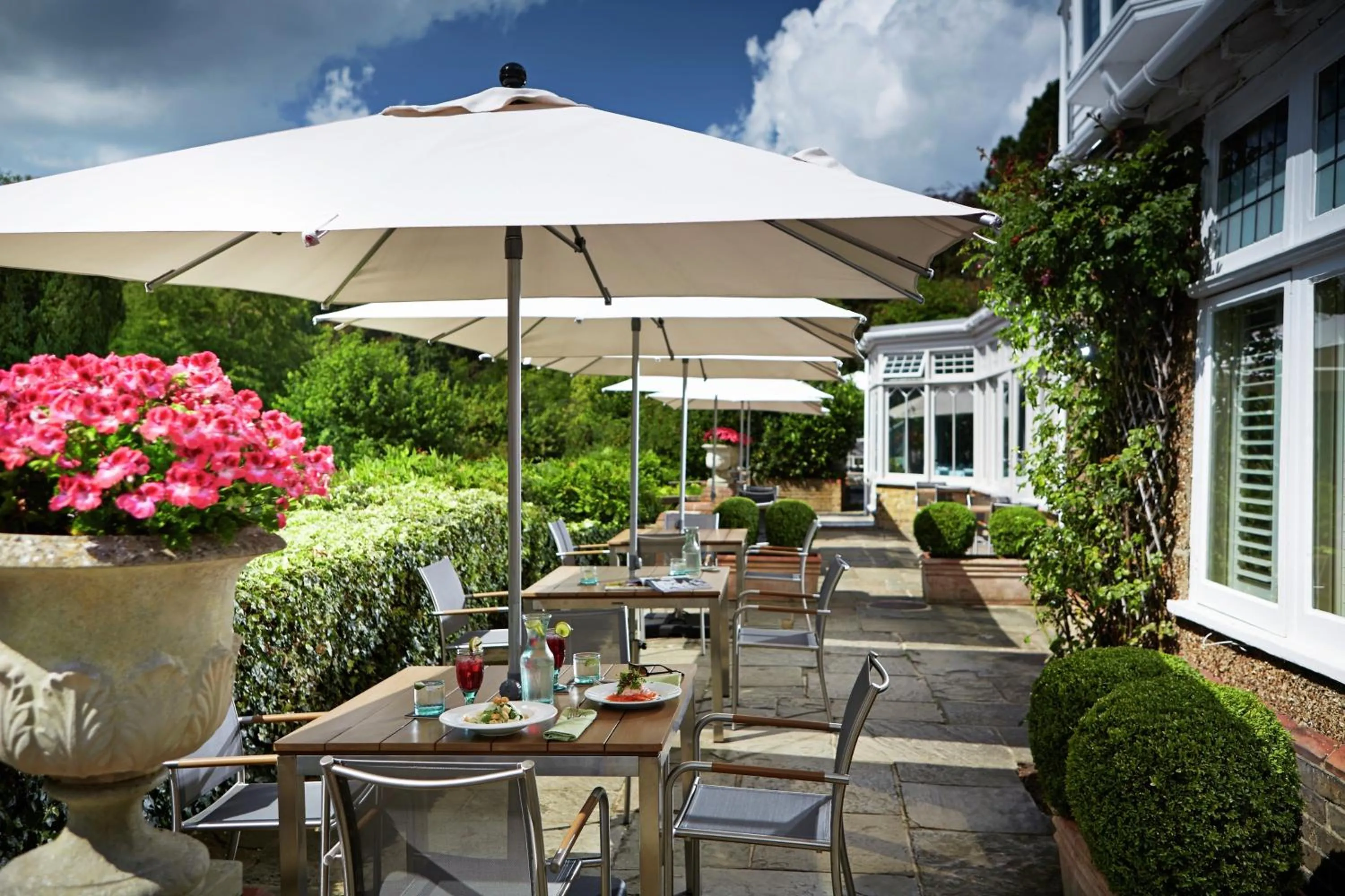Restaurant/places to eat in Rowhill Grange Hotel & Utopia Spa