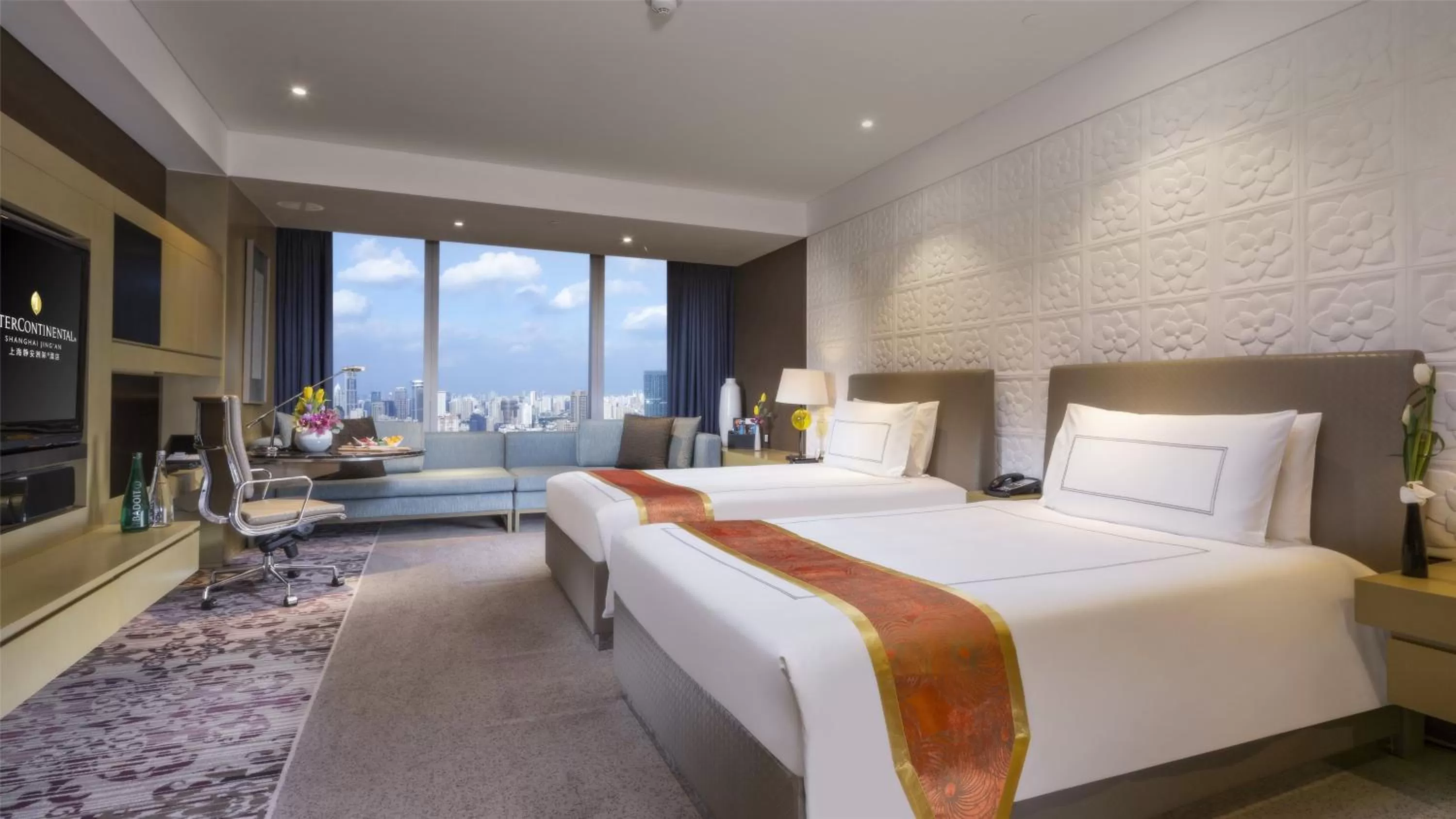 Photo of the whole room, Bed in InterContinental Shanghai Jing' An by IHG