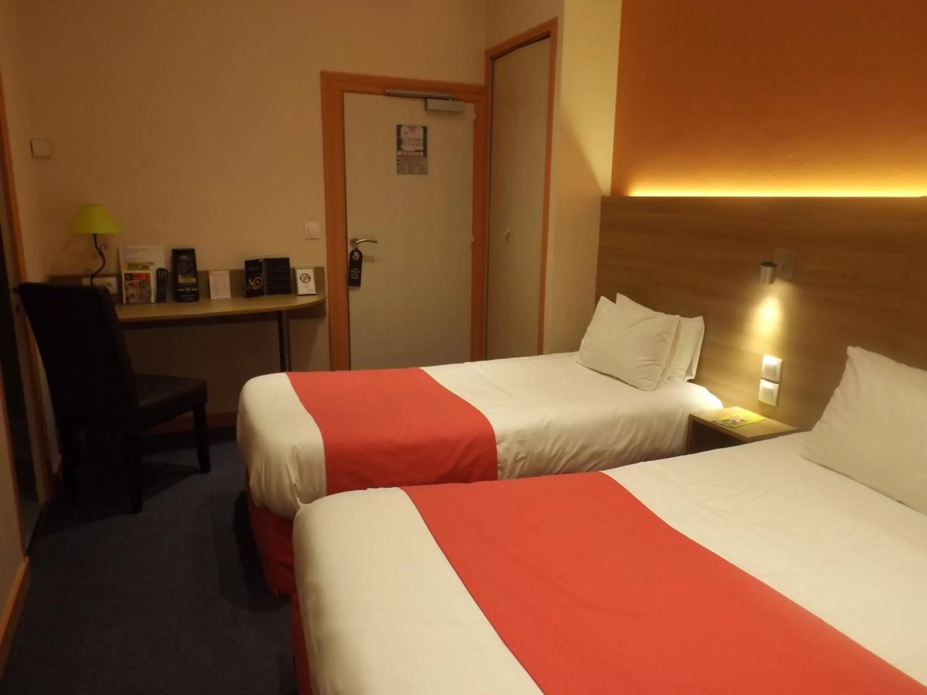 Bed in Logis Hôtel La Résidence, Cognac Centre