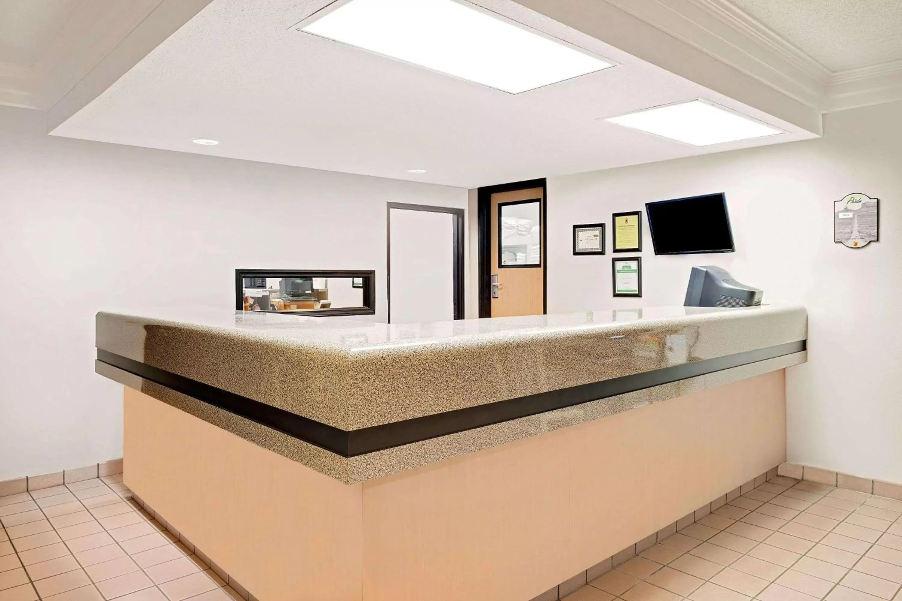 Lobby or reception, Lobby/Reception in Super 8 by Wyndham Metropolis