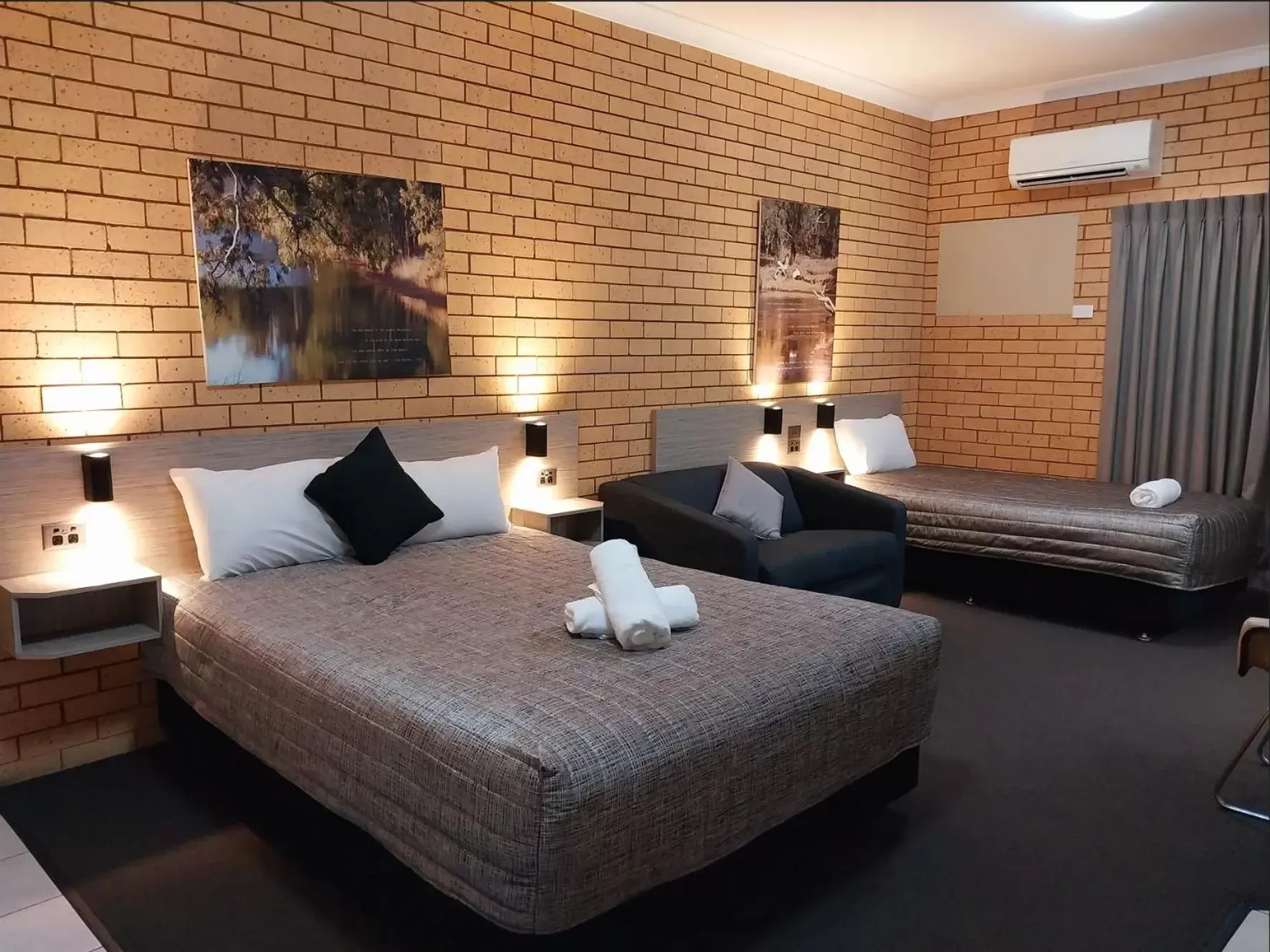 Bed in Tallarook Motor Inn