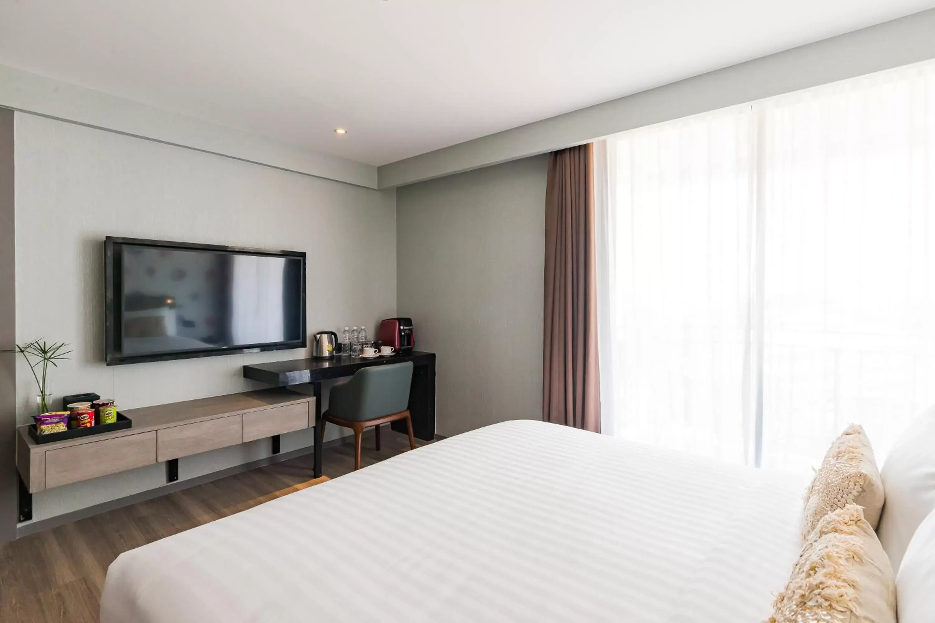 Communal lounge/ TV room, Bed in Citrus Grande Hotel Pattaya by Compass Hospitality