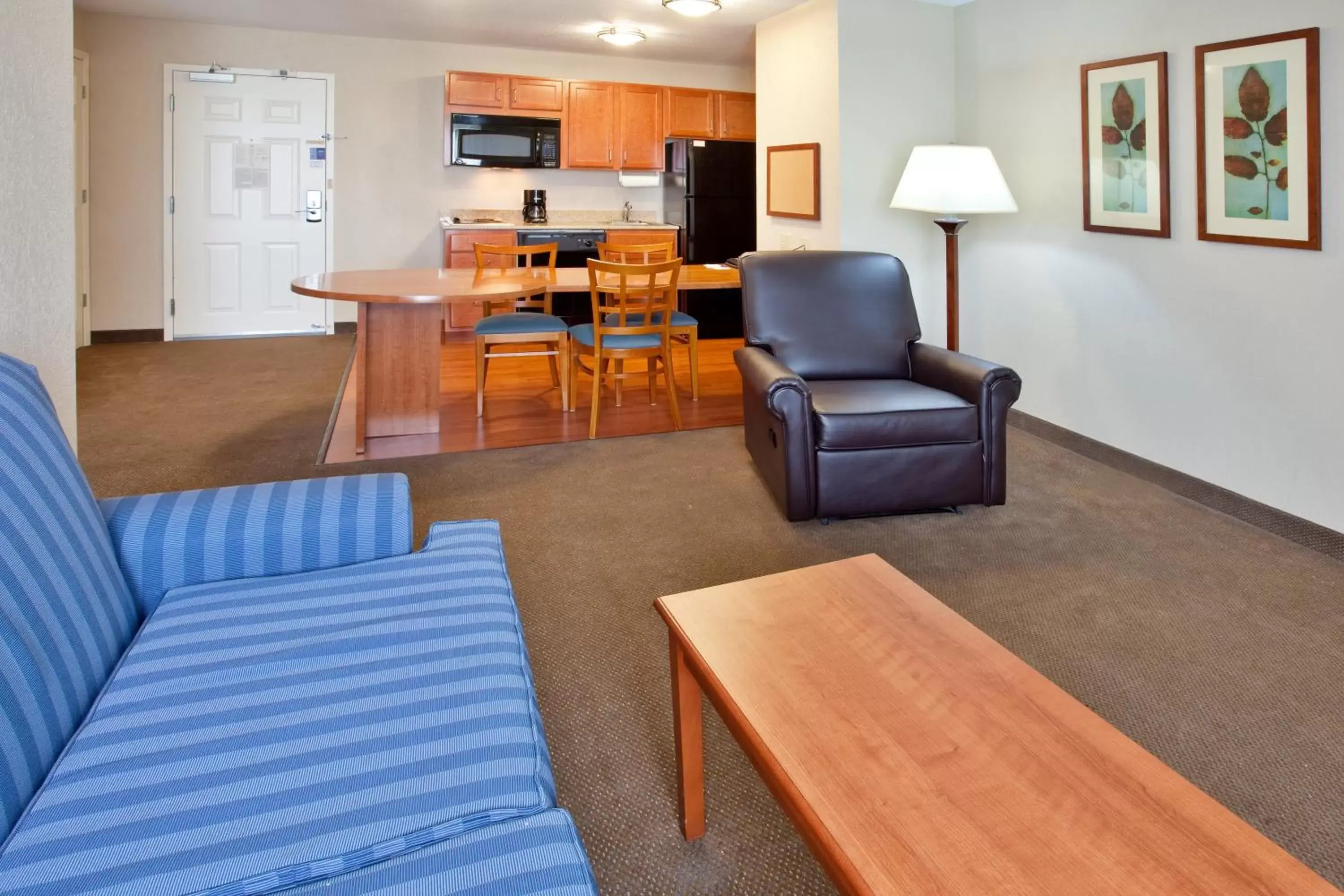 Photo of the whole room, Seating Area in Candlewood Suites Elgin – Northwest Chicago, an IHG Hotel