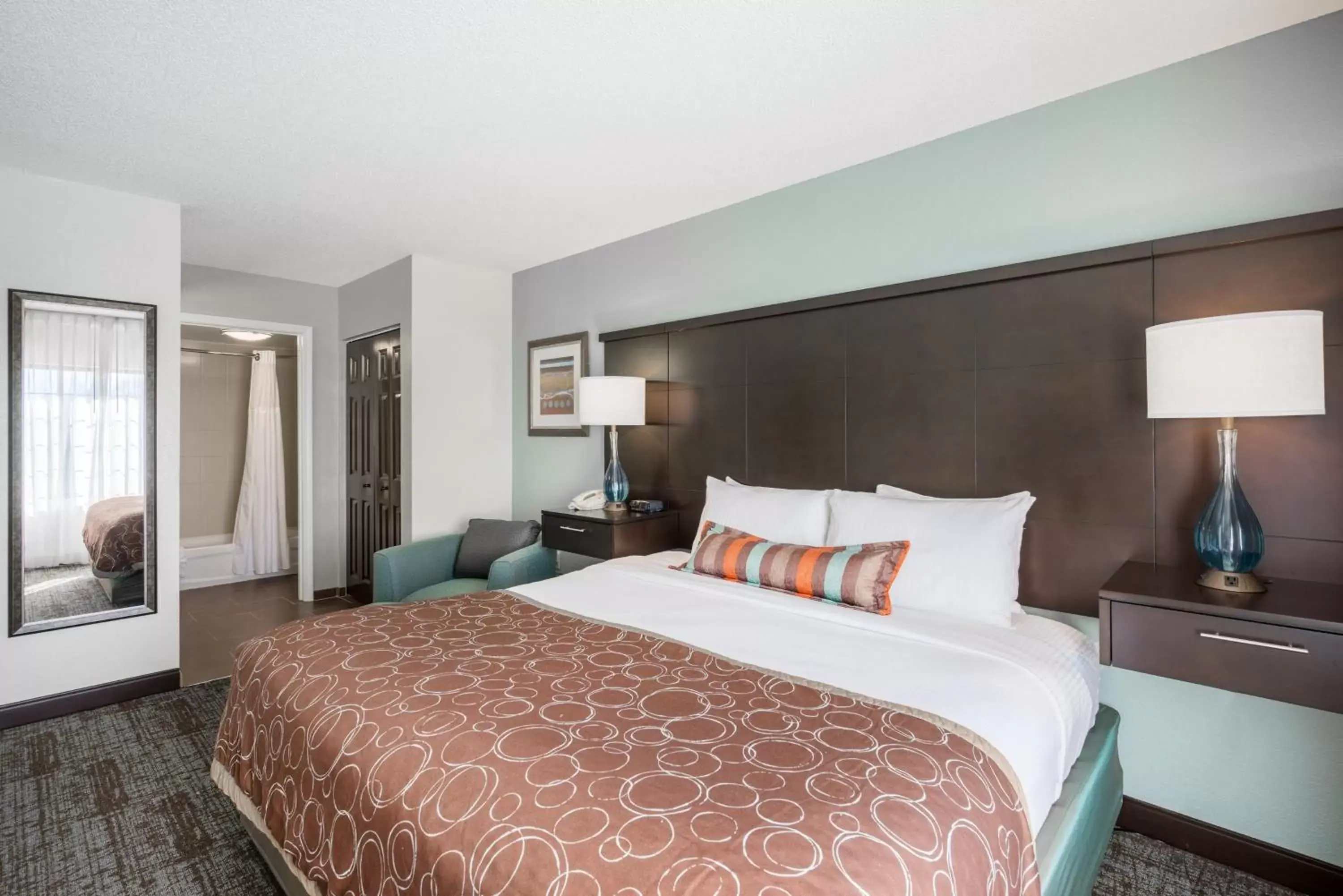 Photo of the whole room, Bed in Staybridge Suites Wilmington-Newark, an IHG Hotel
