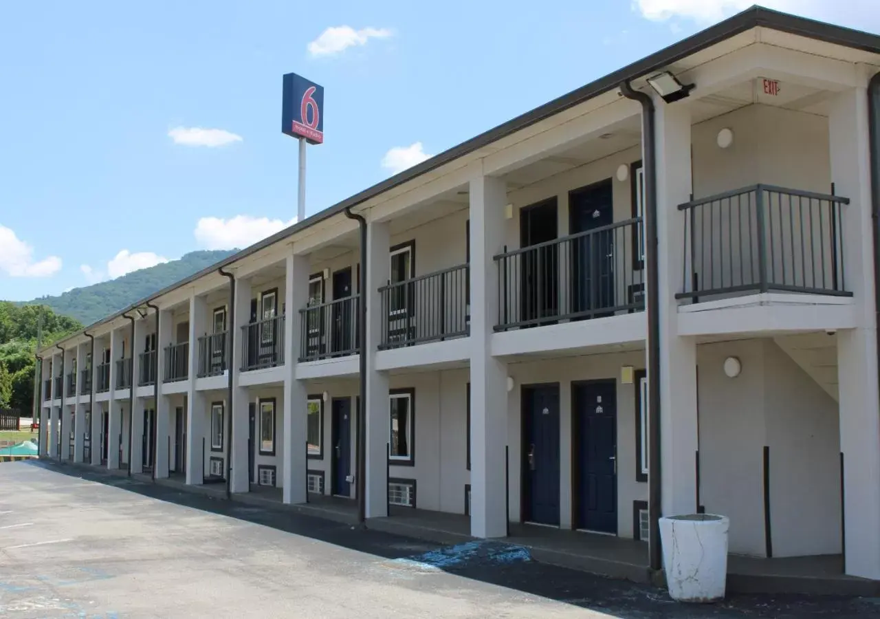 Property building in Studio 6 Suites Chattanooga TN Lookout Mtn. Property building in Studio 6 Suites Chattanooga TN Lookout Mtn.