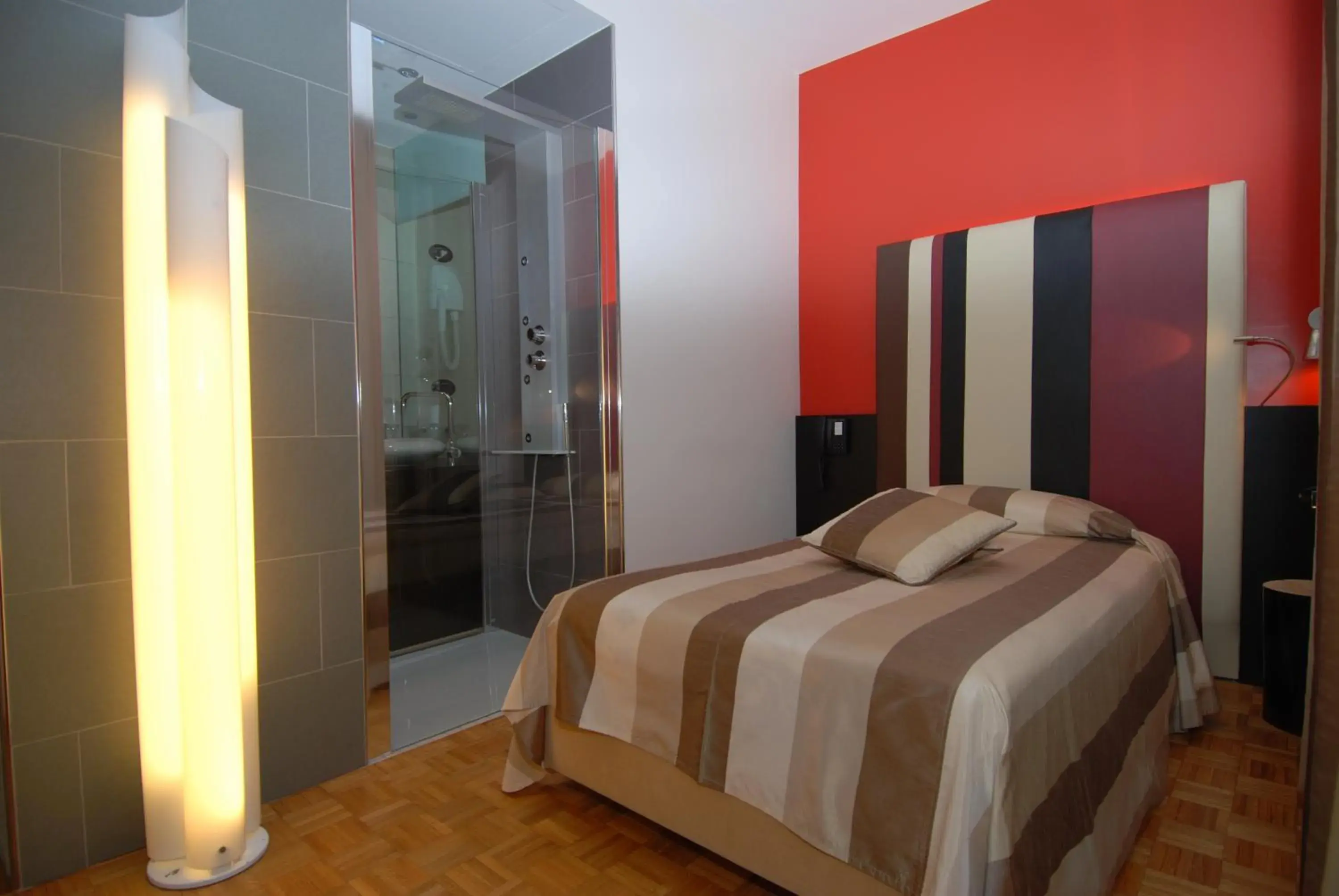 Shower, Bed in Hotel La Pergola