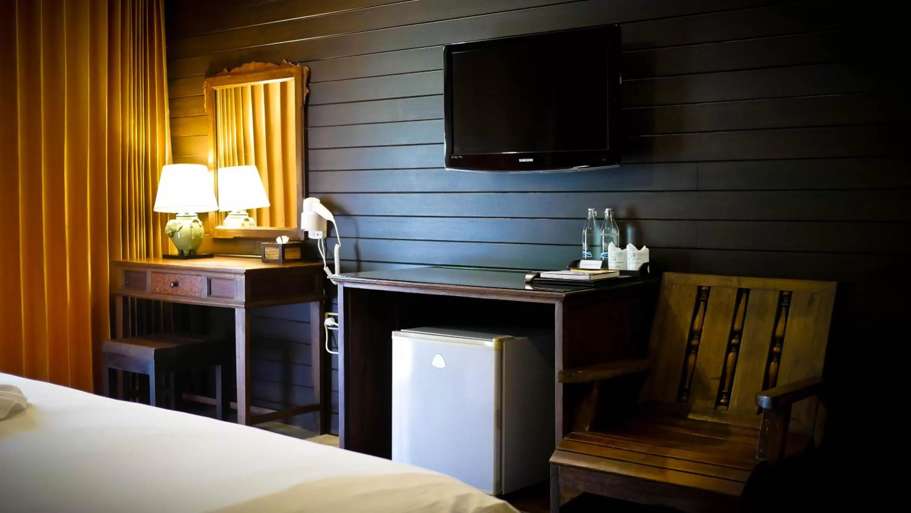 Communal lounge/ TV room, Bed in Royal River Kwai Resort and Spa