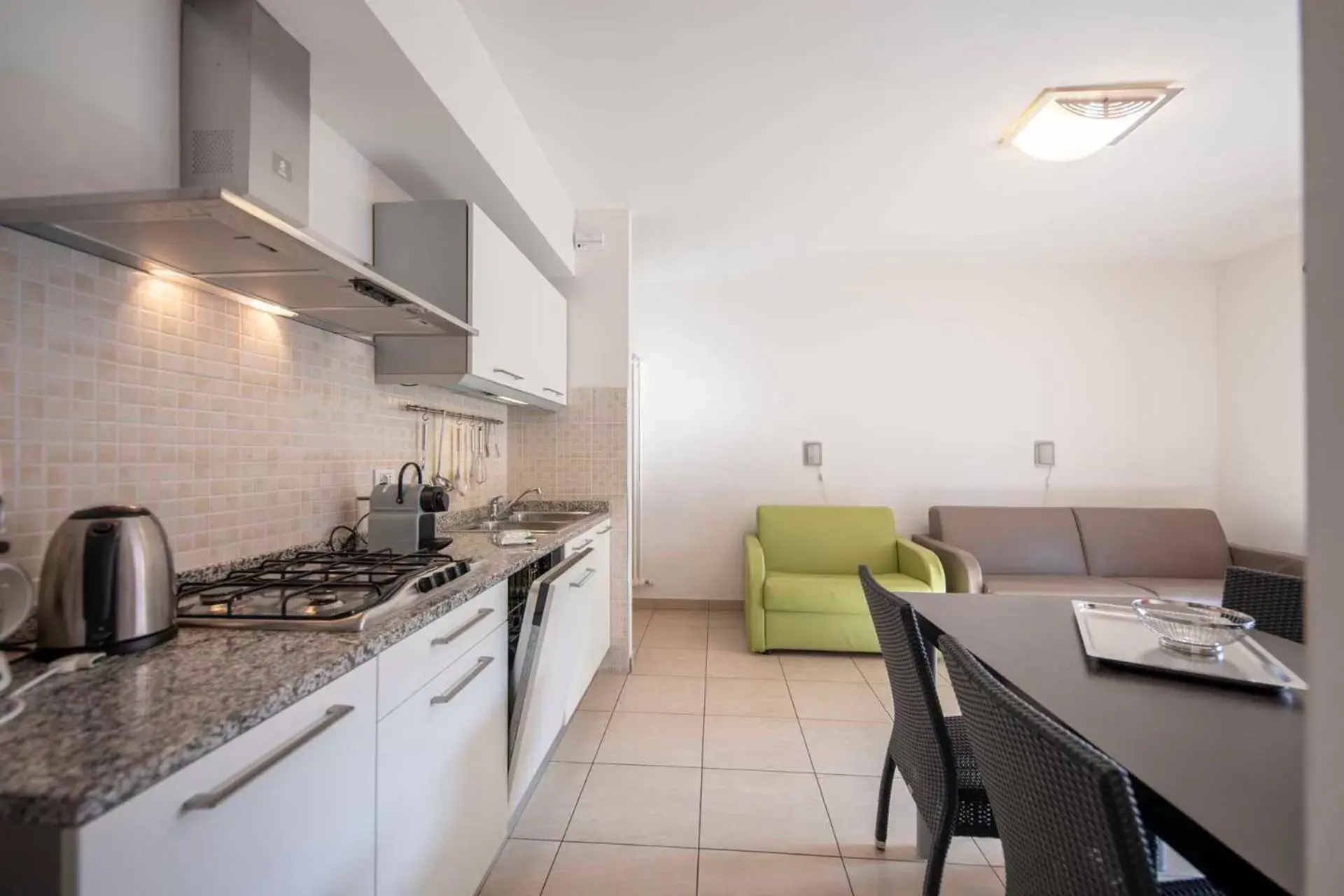 Dining area, Kitchen/Kitchenette in 4 Limoni Apartment Resort