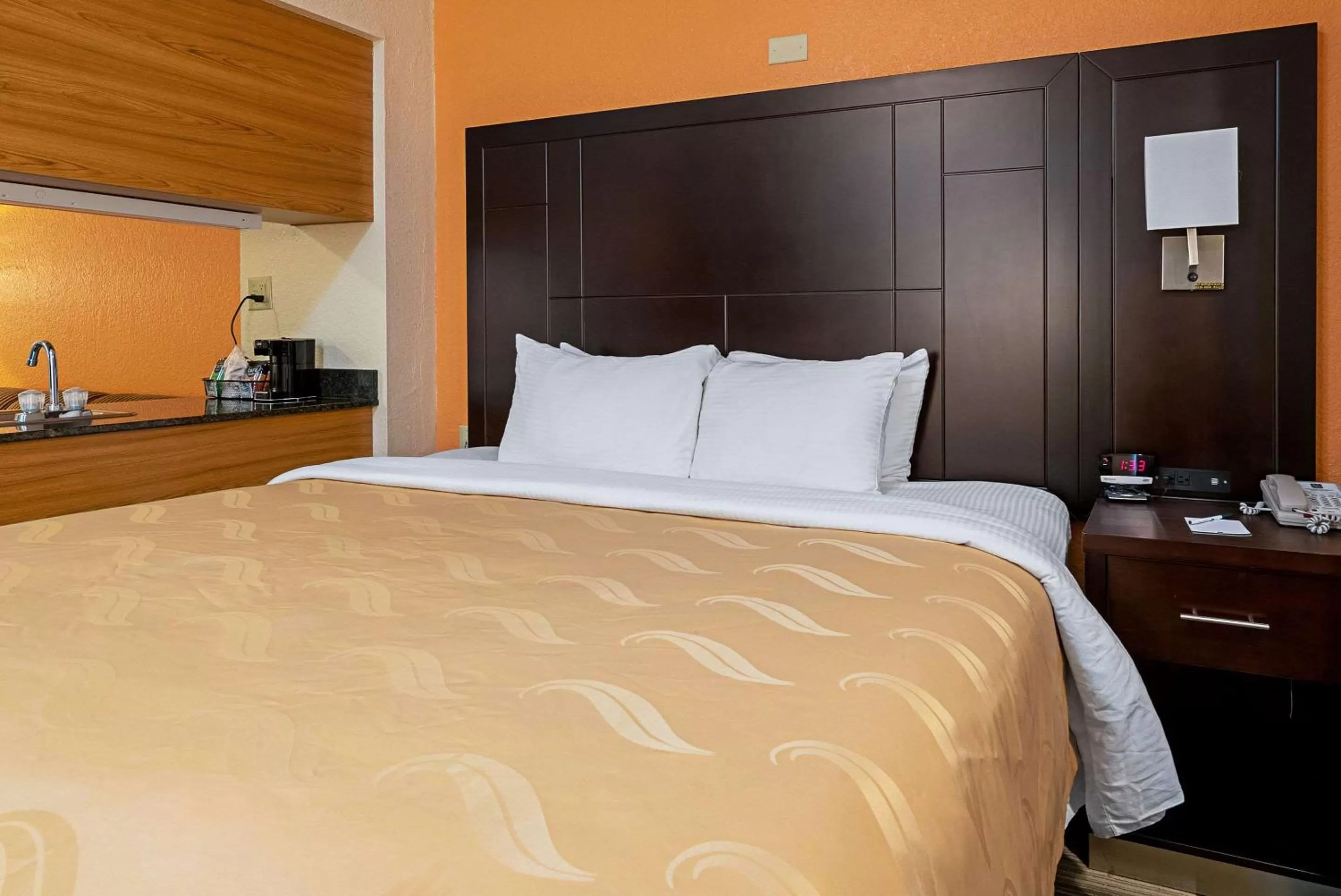 Photo of the whole room, Bed in Quality Inn & Suites Robbinsville