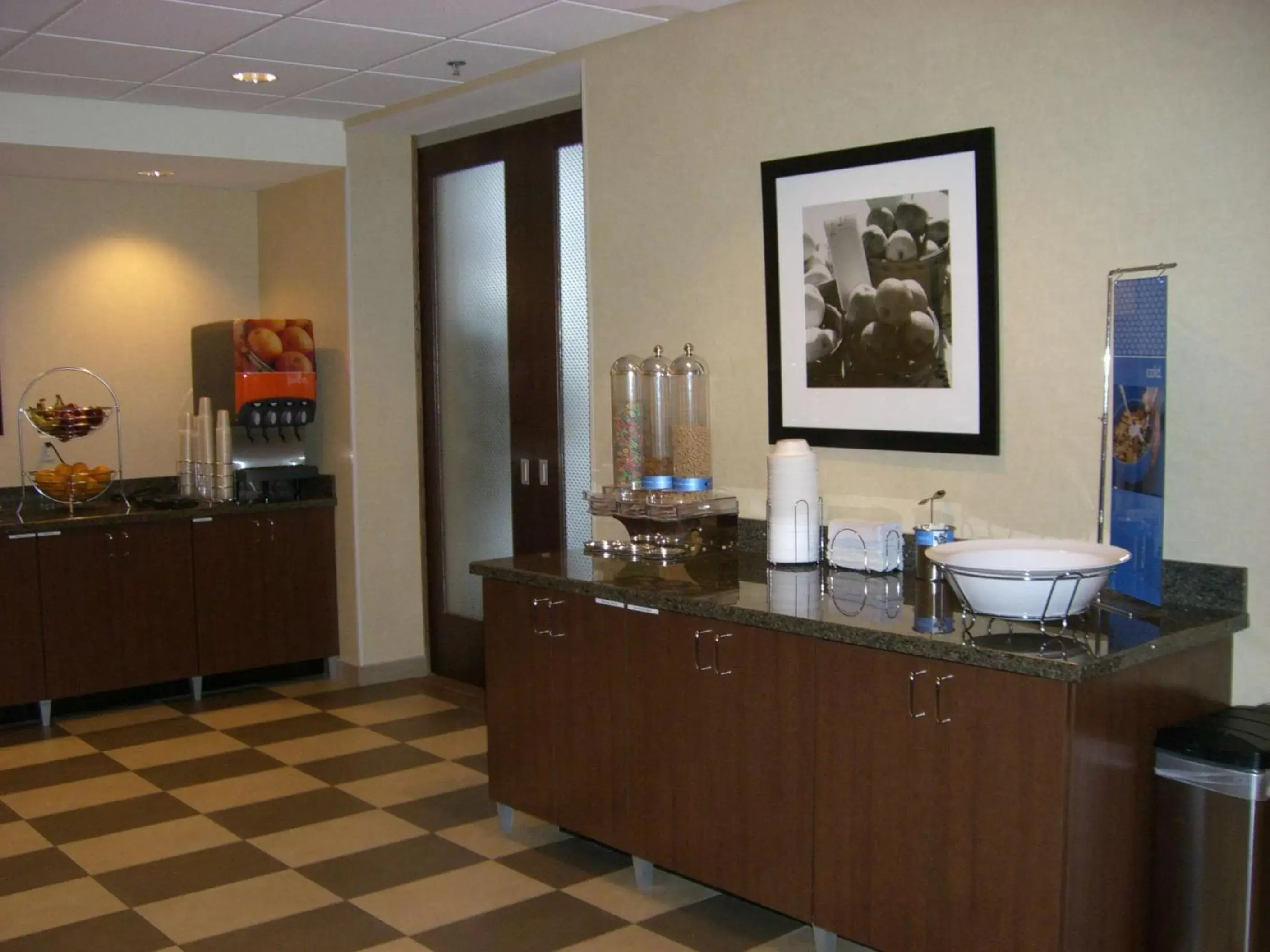 Dining area in Hampton Inn and Suites Pueblo/North