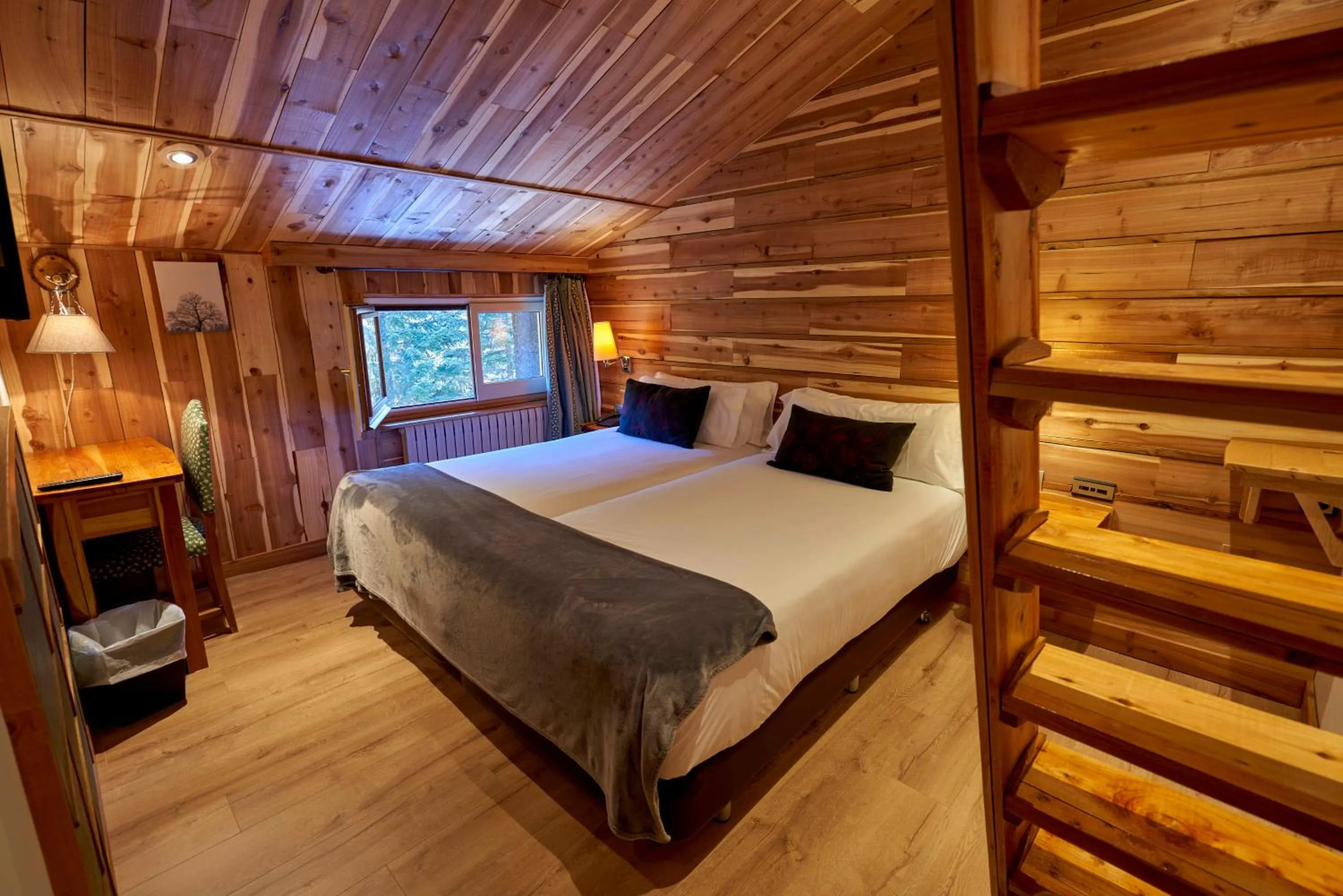 Photo of the whole room, Bed in Coma Bella