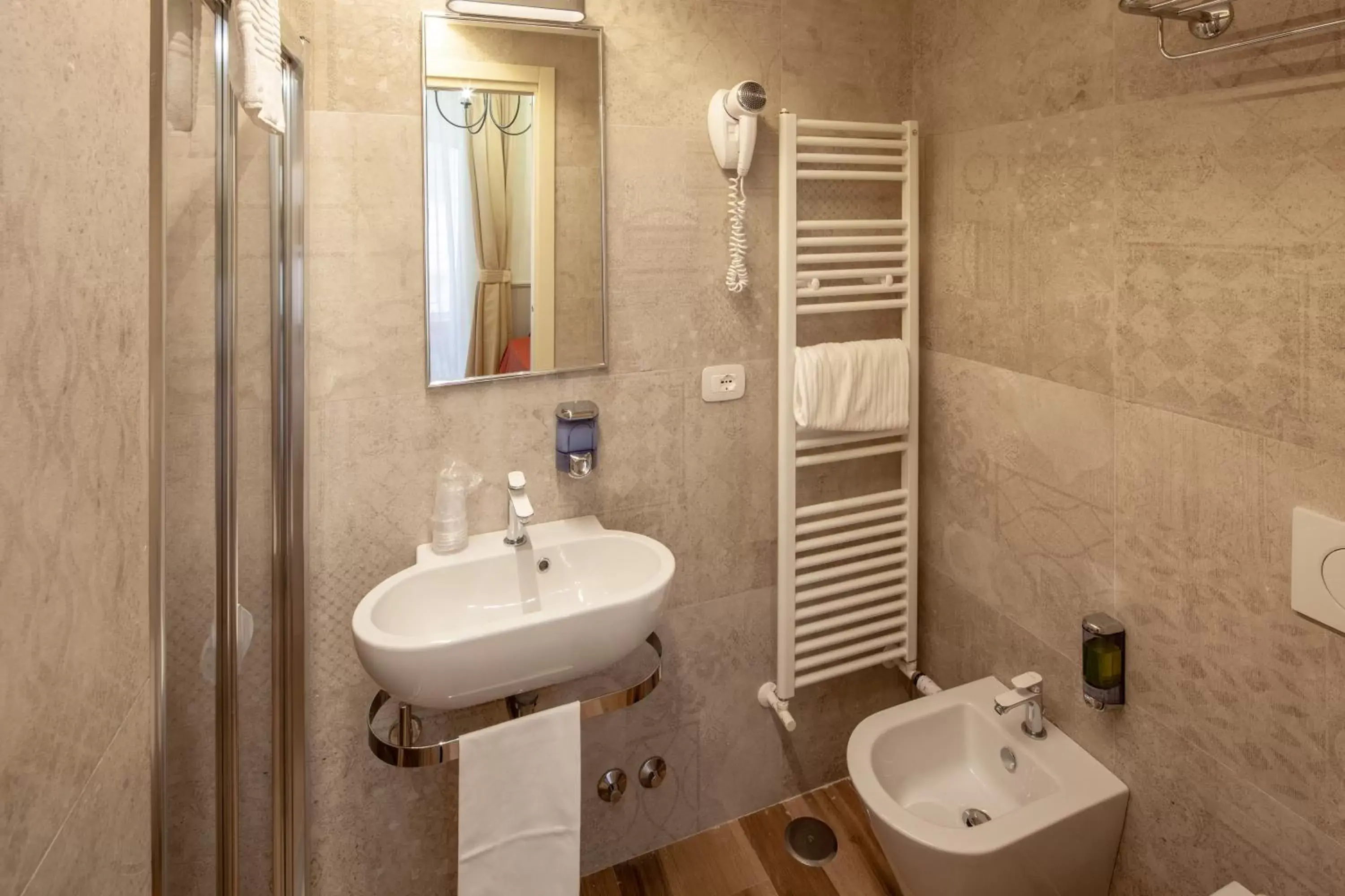 Shower, Bathroom in Hotel Flavia
