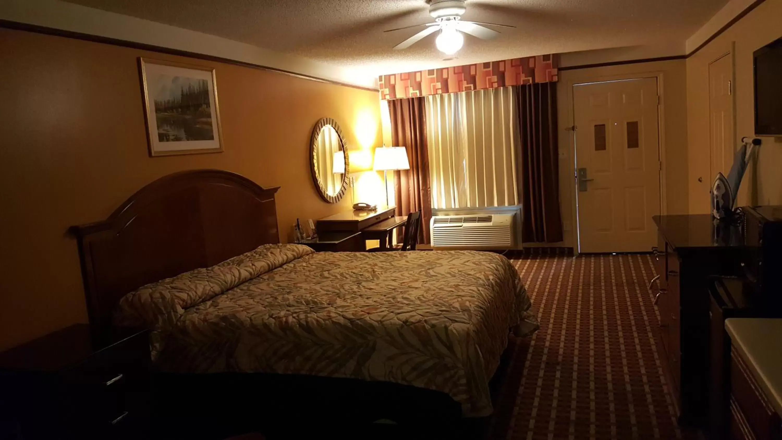 Bed in Deluxe Inn and Suites