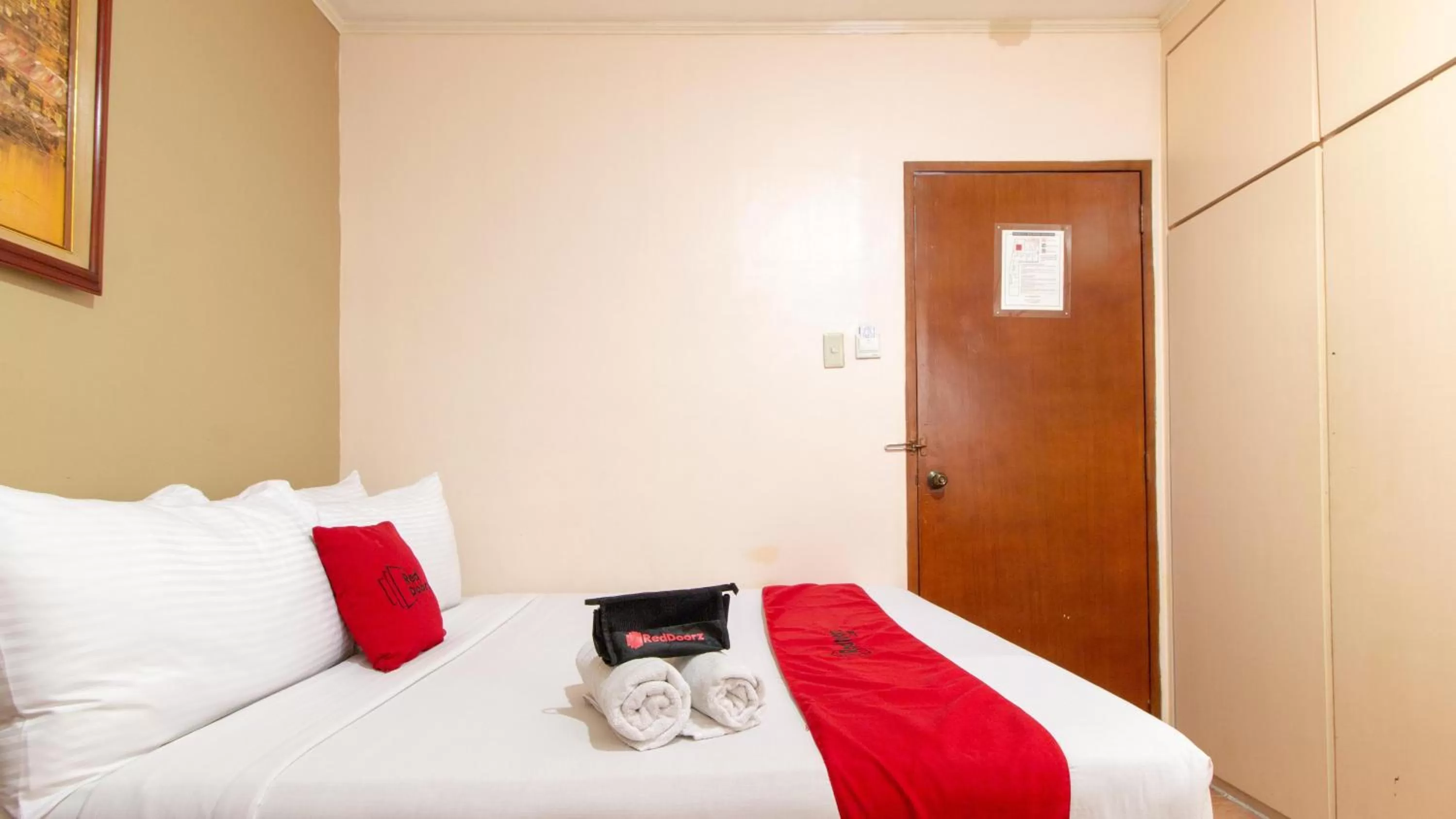 Photo of the whole room, Bed in RedDoorz @ Downtown Tacloban