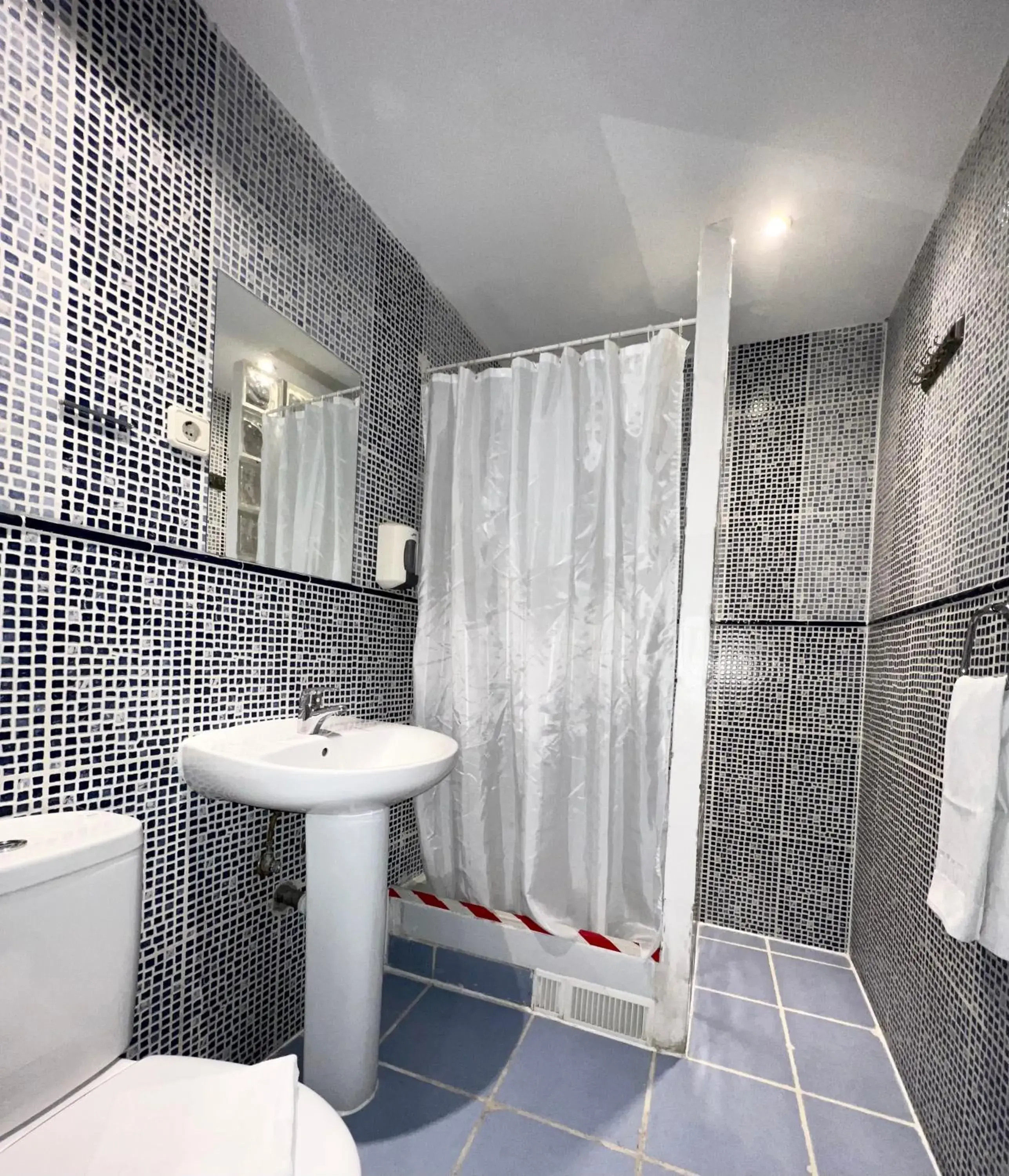 Shower, Bathroom in Hostal La Casa de La Plaza