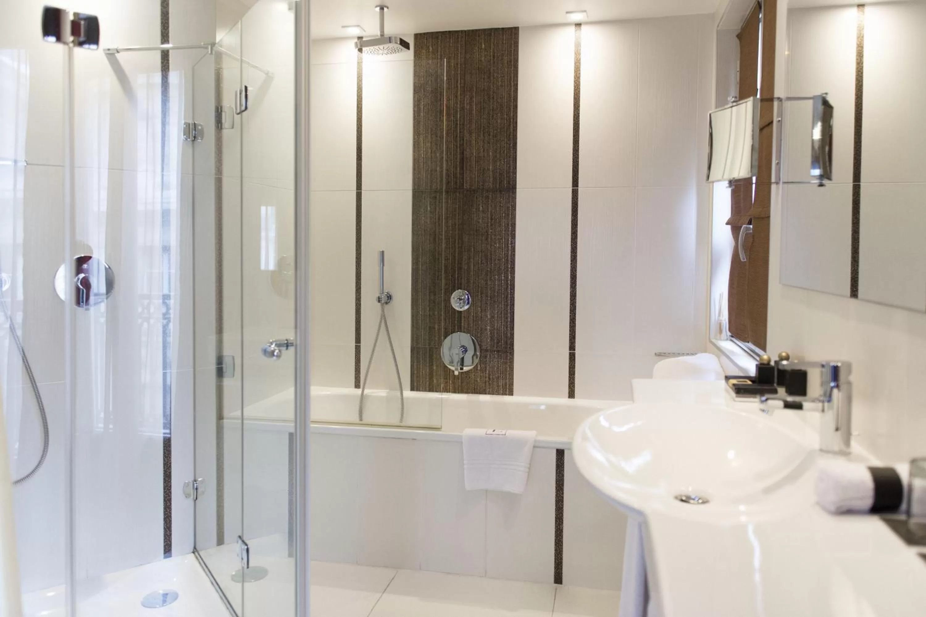 Shower in Edouard 7 Paris Opéra