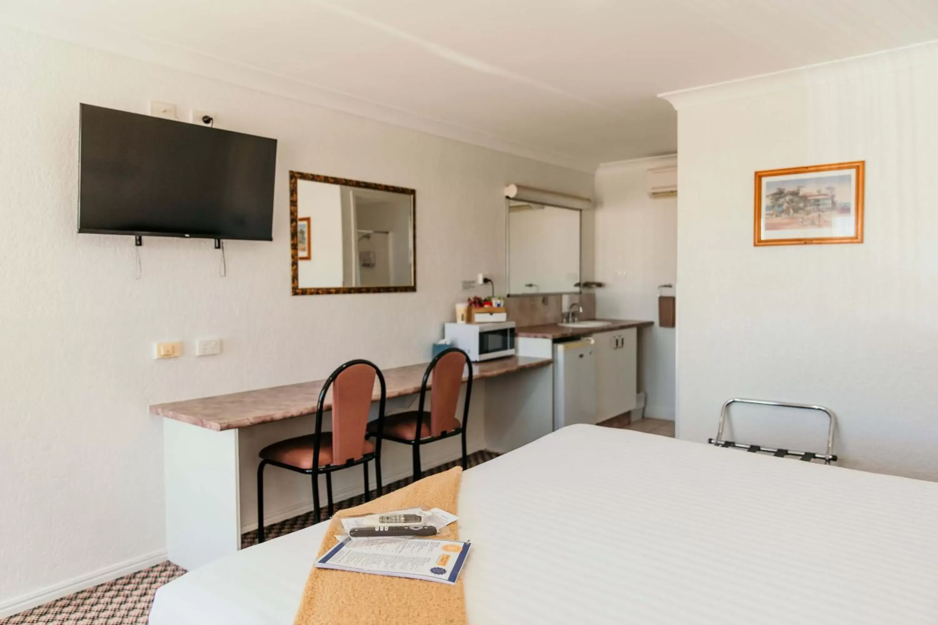 Bed, TV/Entertainment Center in Outback Motel Mt Isa