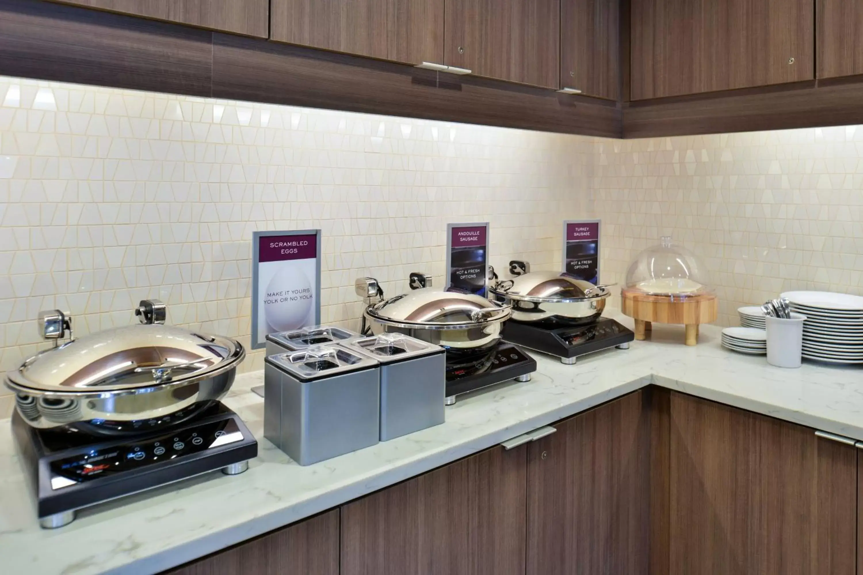 Breakfast, Kitchen/Kitchenette in Residence Inn by Marriott Cedar Rapids South