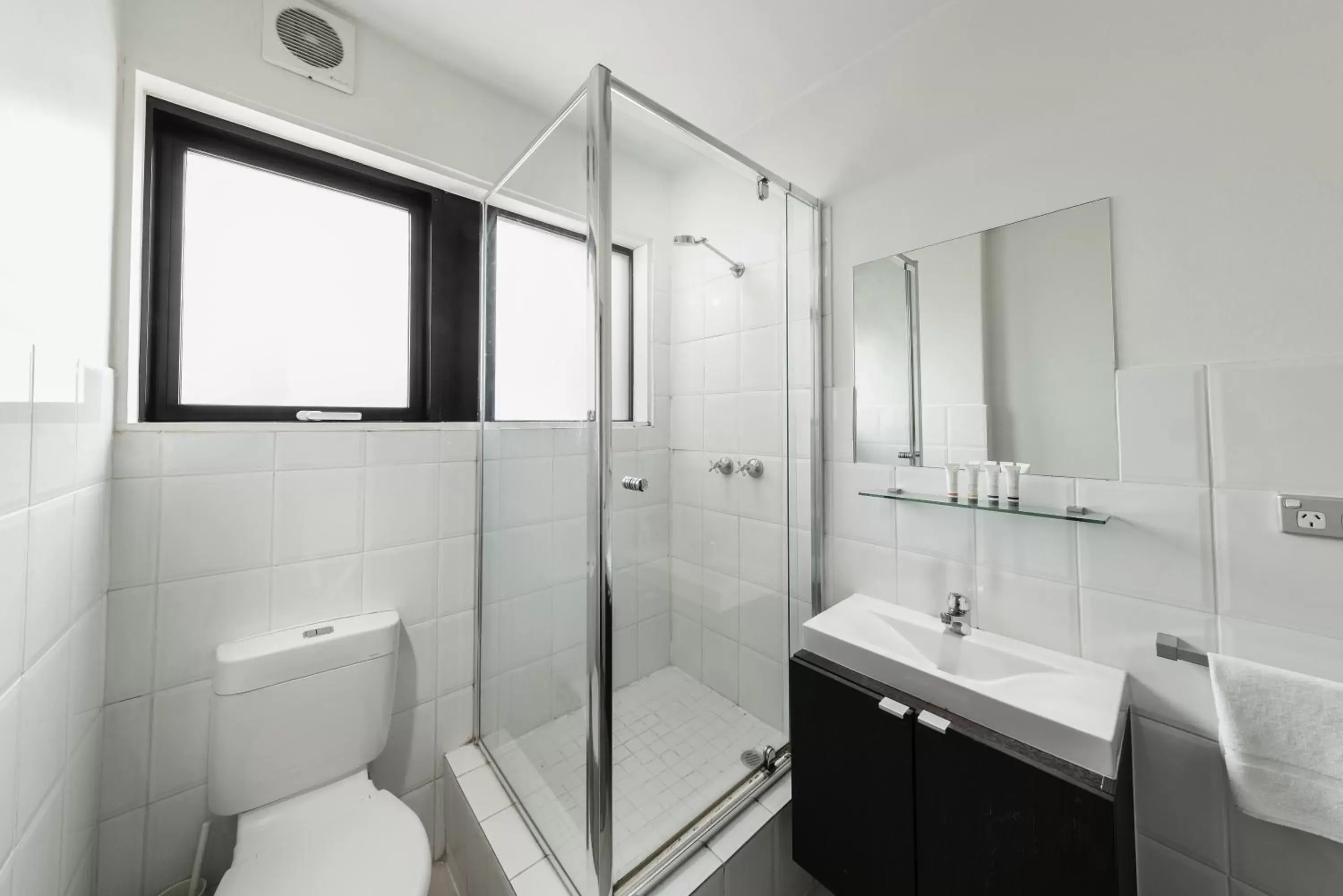 Bathroom in Comfort Hotel East Melbourne