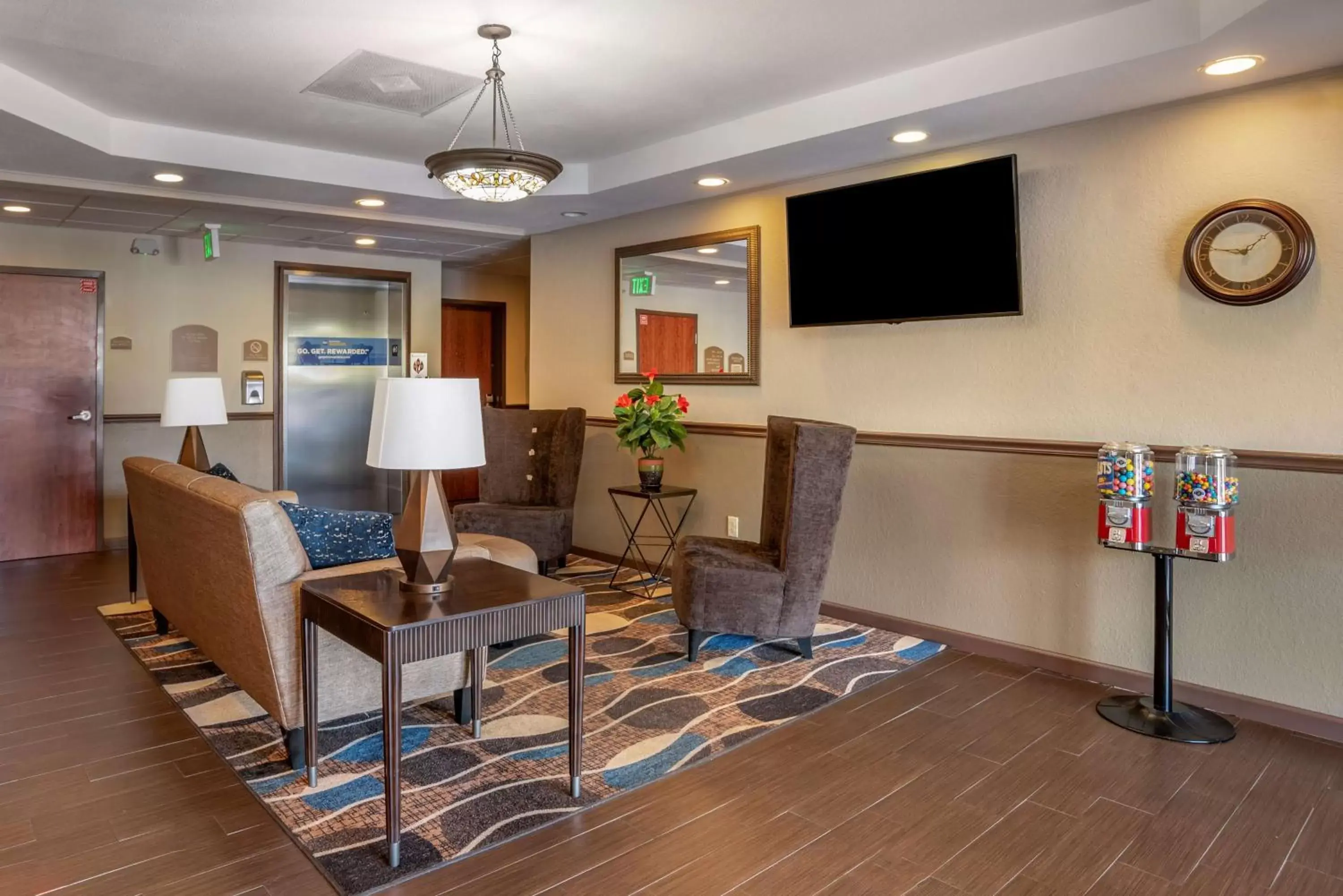 Lobby or reception, Seating Area in Best Western Troy Inn