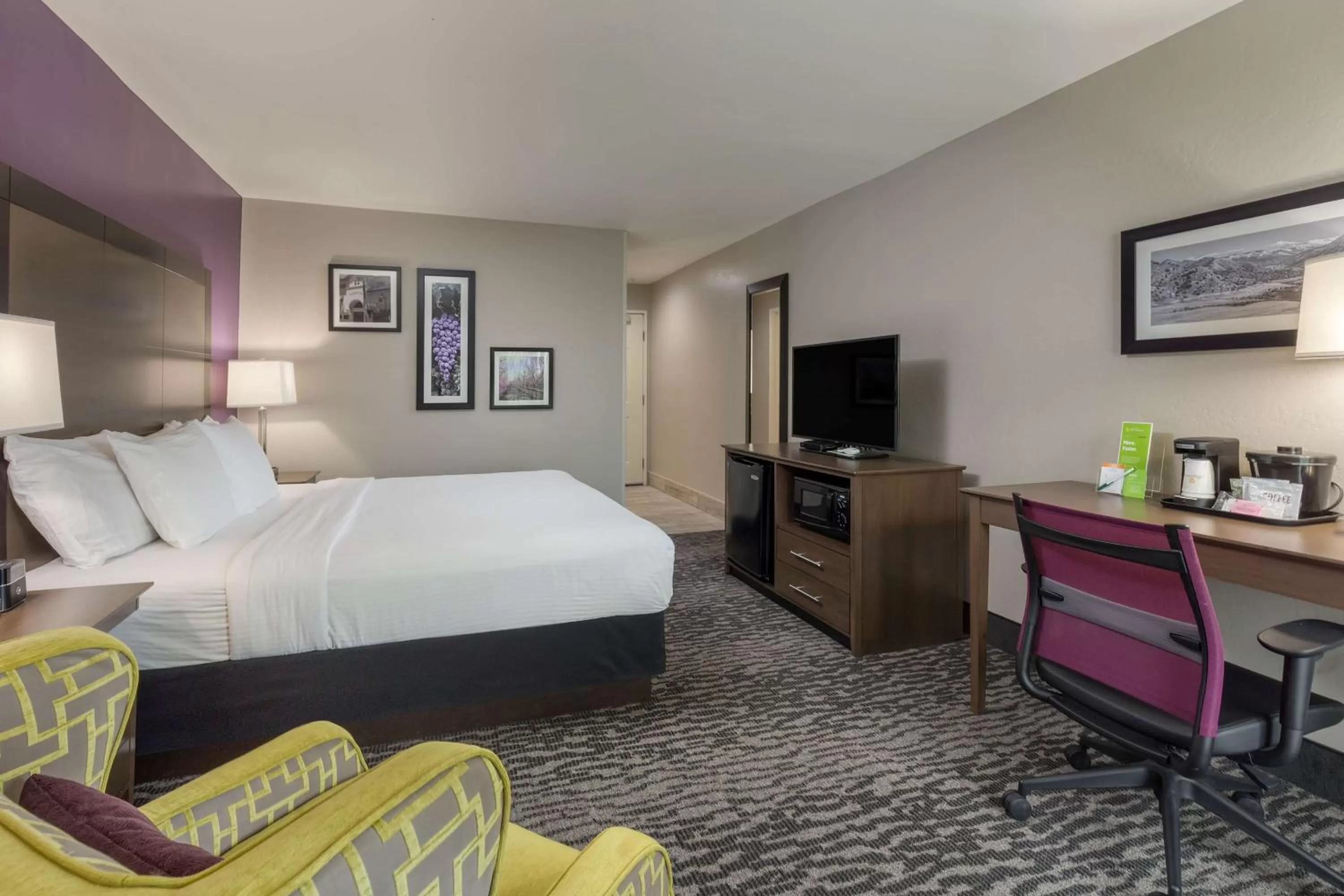 Photo of the whole room, Bed in La Quinta by Wyndham Visalia/Sequoia Gateway