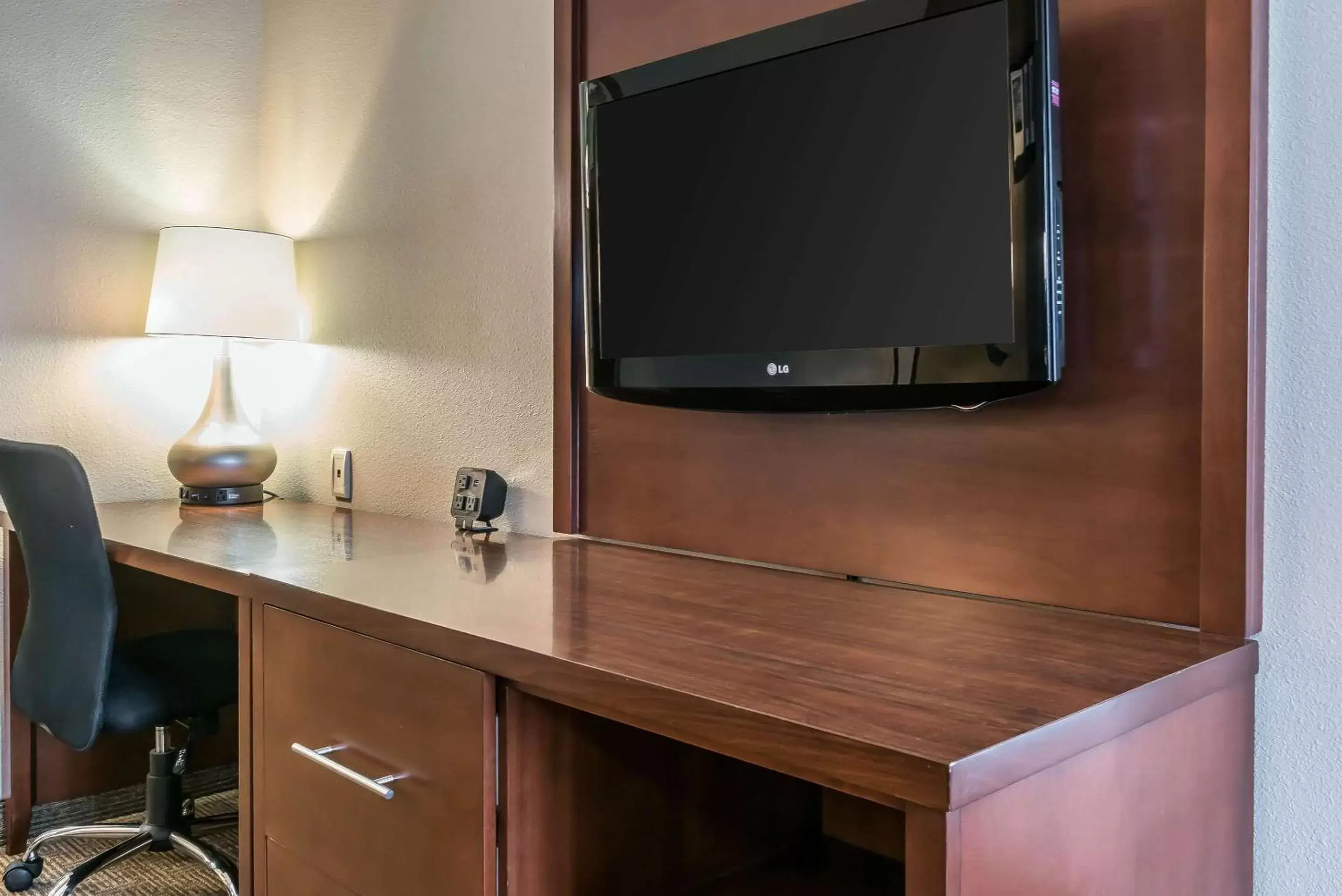 Photo of the whole room, TV/Entertainment Center in Comfort Suites Springfield