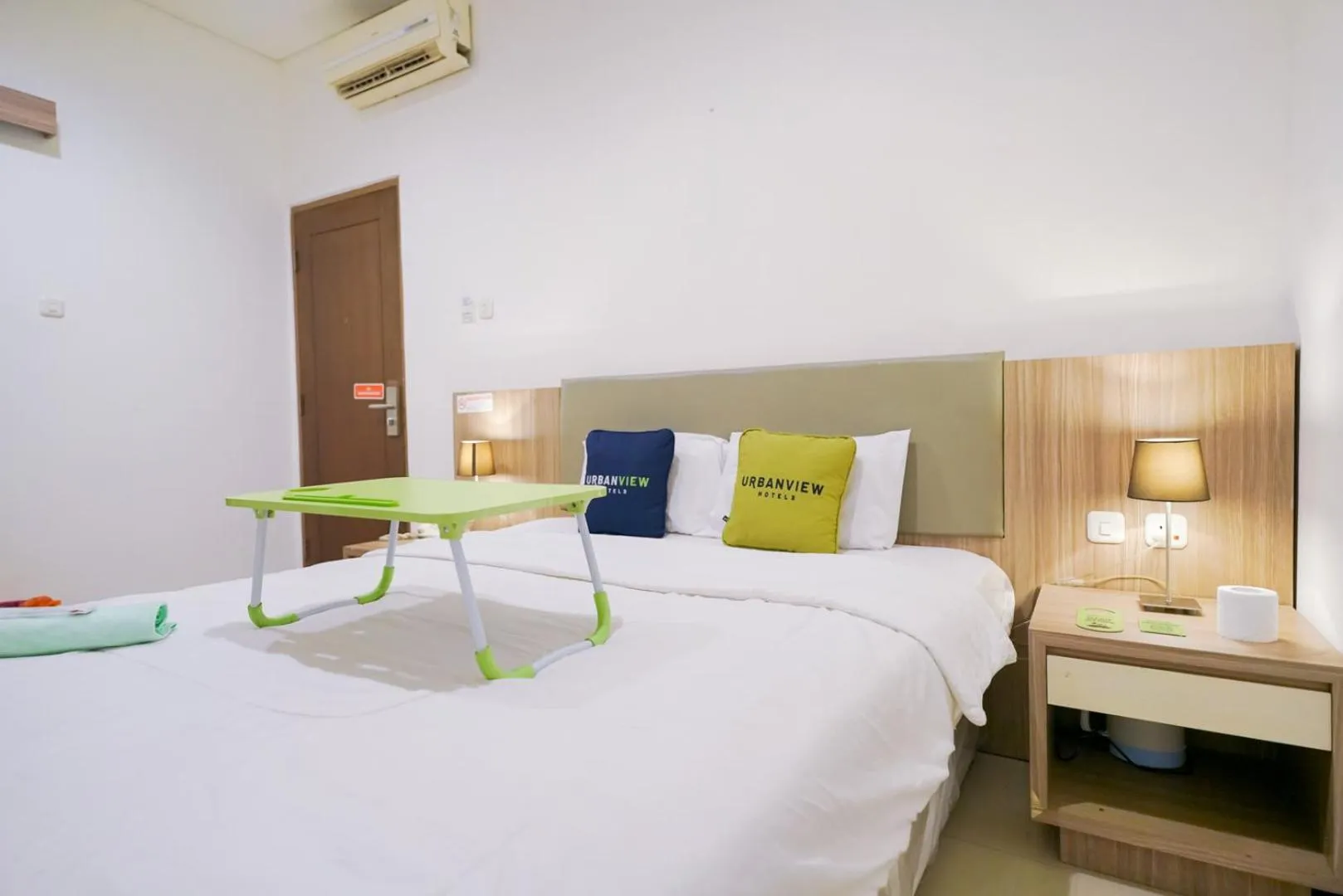 Bedroom, Bed in Urbanview Hotel Bes Mangga Besar by RedDoorz